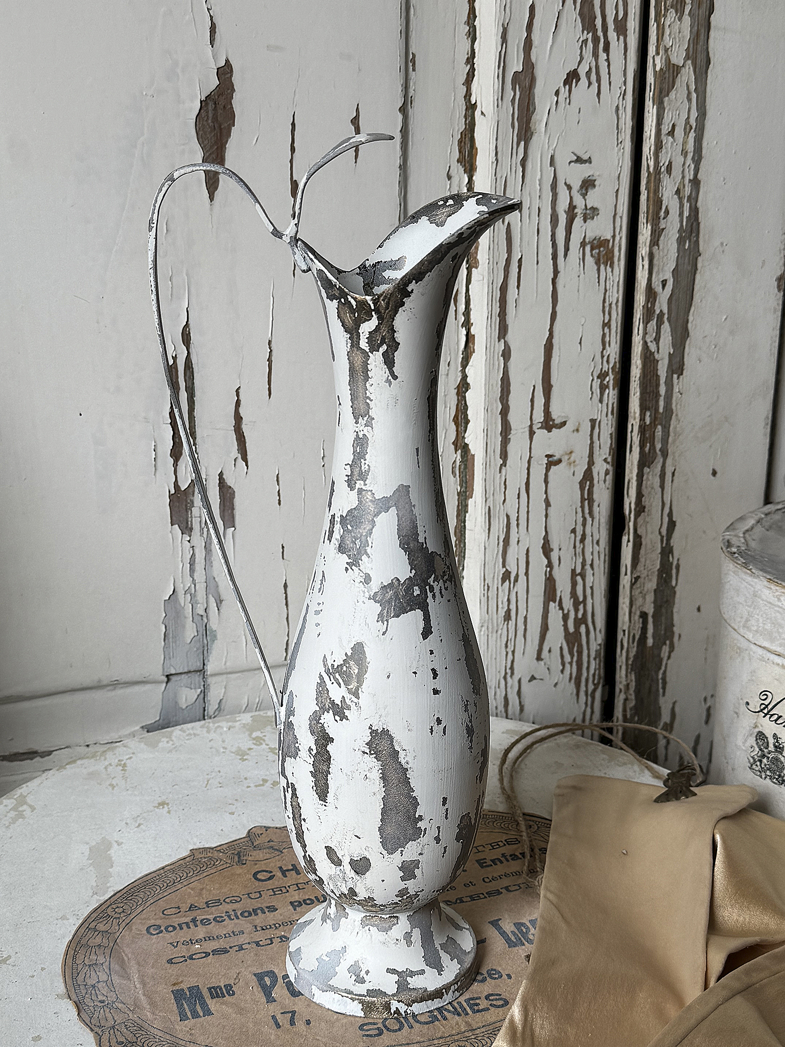 Alte Messingvase im Shabby-Kleid mit zartem Ranunkelstrauß***