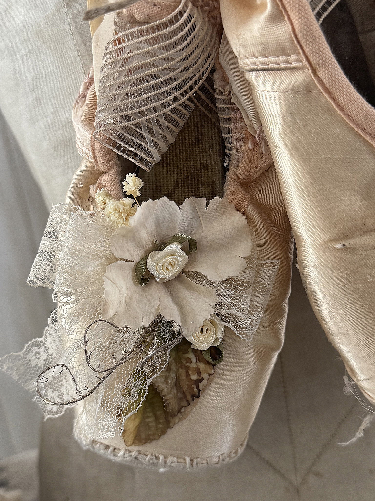 Romantisches Vintage-Unikat mit alten Spitzenschuhen – zauberhafte Dekoration mit Geschichte***