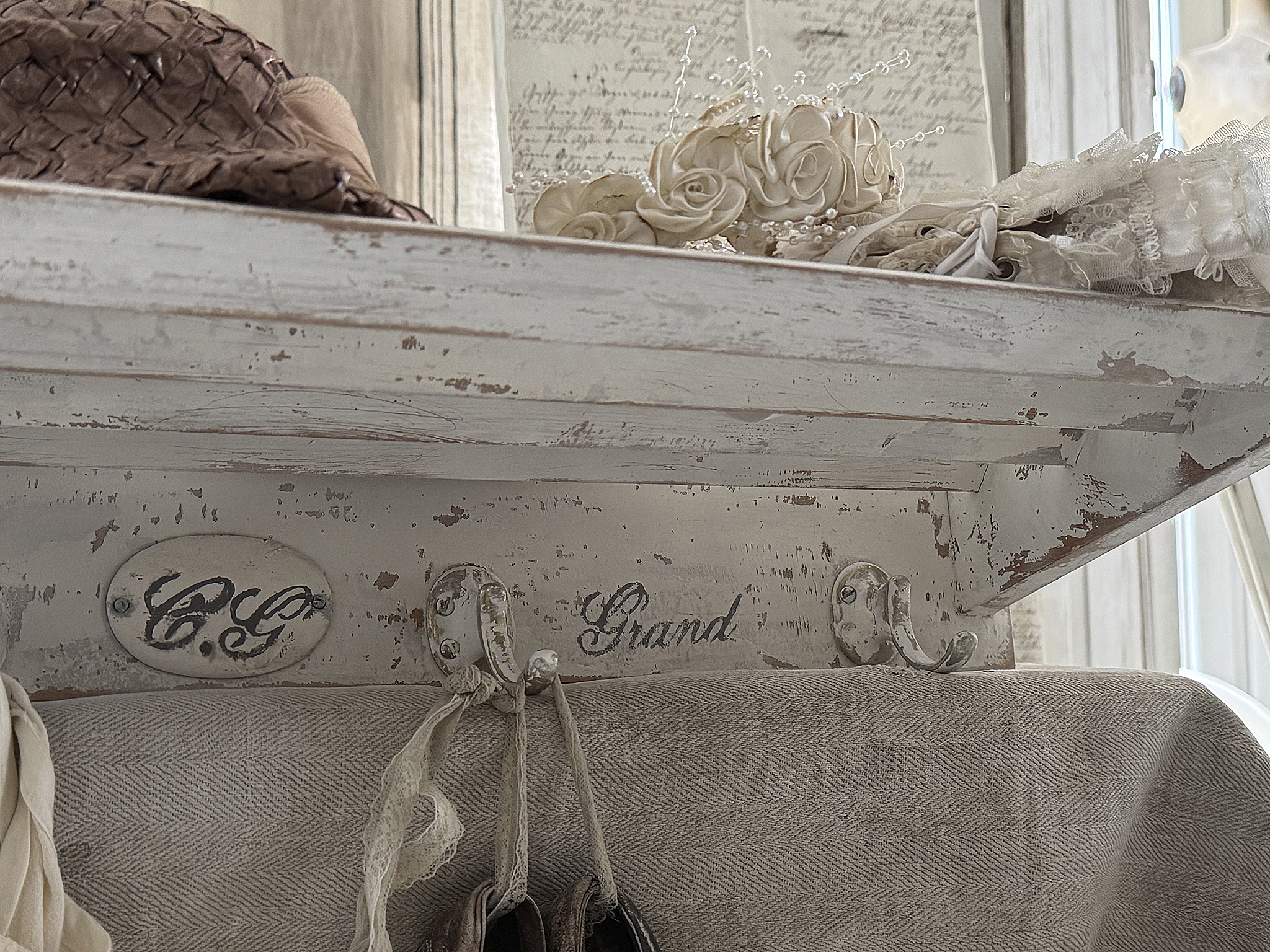 Altes Garderobenregal mit Ablage***