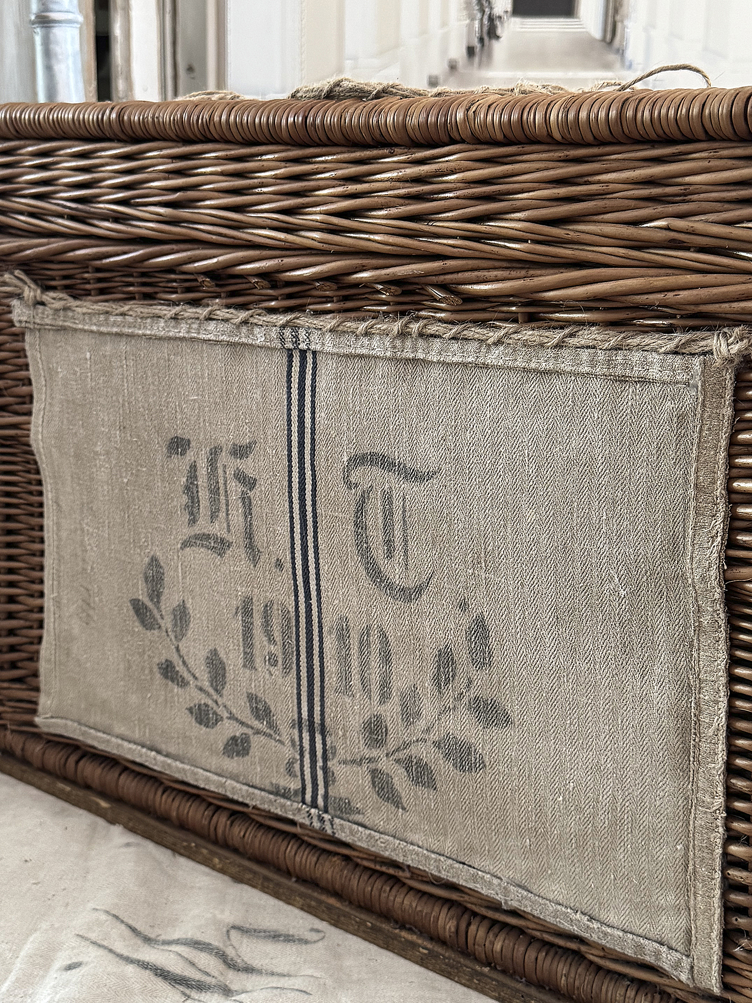 Große, alte Weidentruhe – nostalgischer Charme trifft Funktionalität***