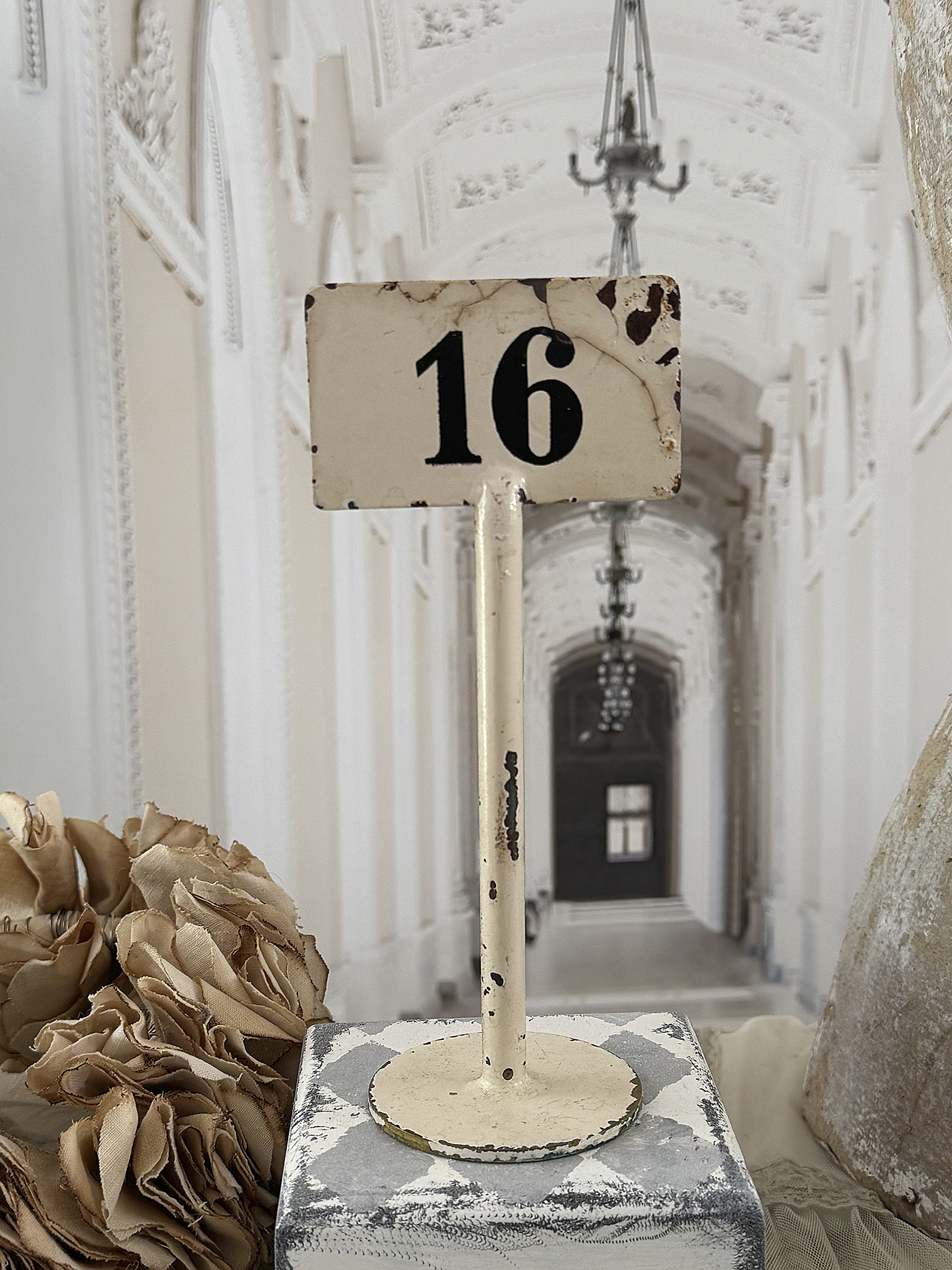 Seltene antike Tischzahlen aus Frankreich mit Originalzahlen und Patina***