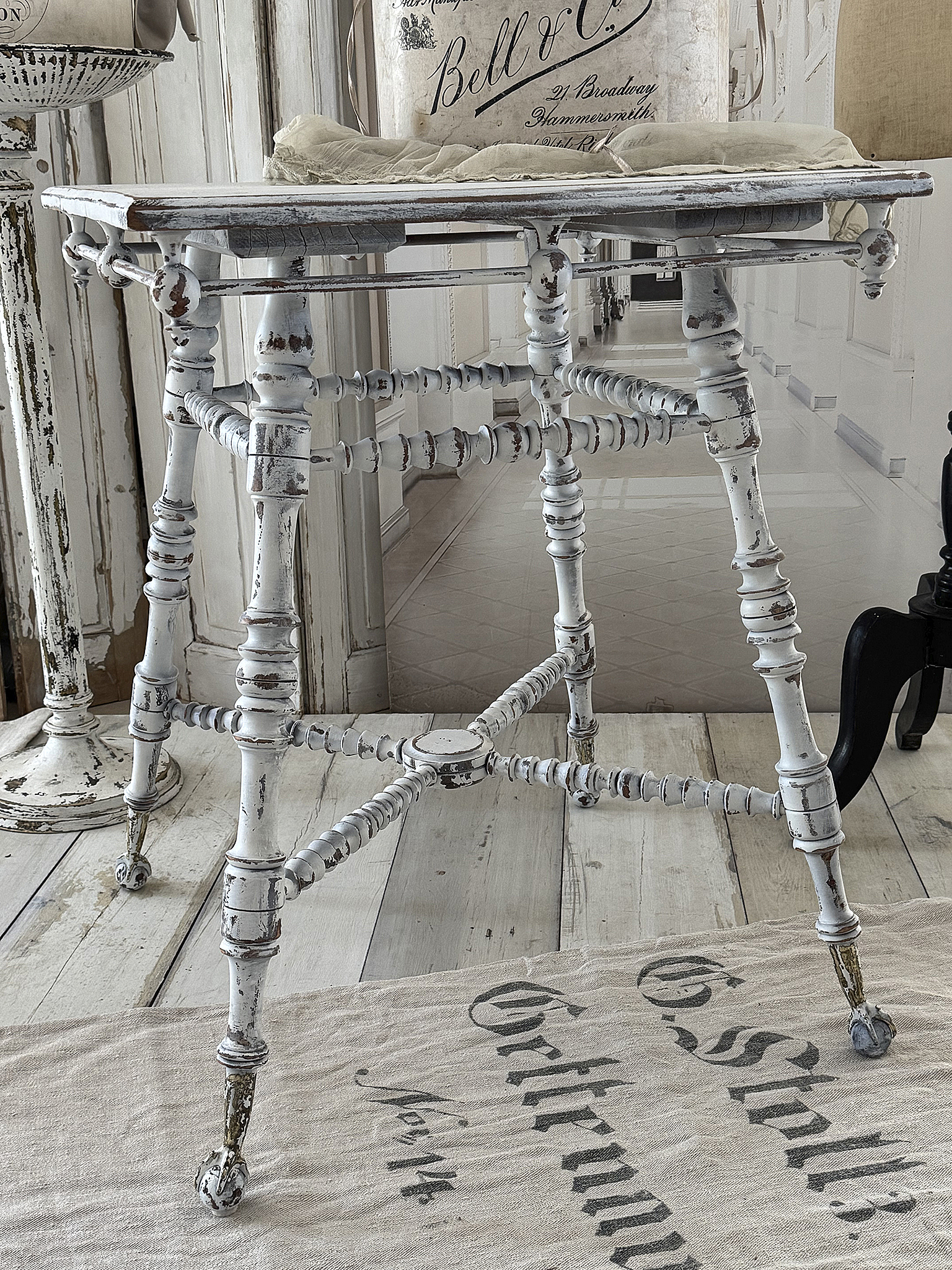 Antiker Shabby Chic Beistelltisch mit Messing-Vogelkrallen und gedrechselten Beinen***