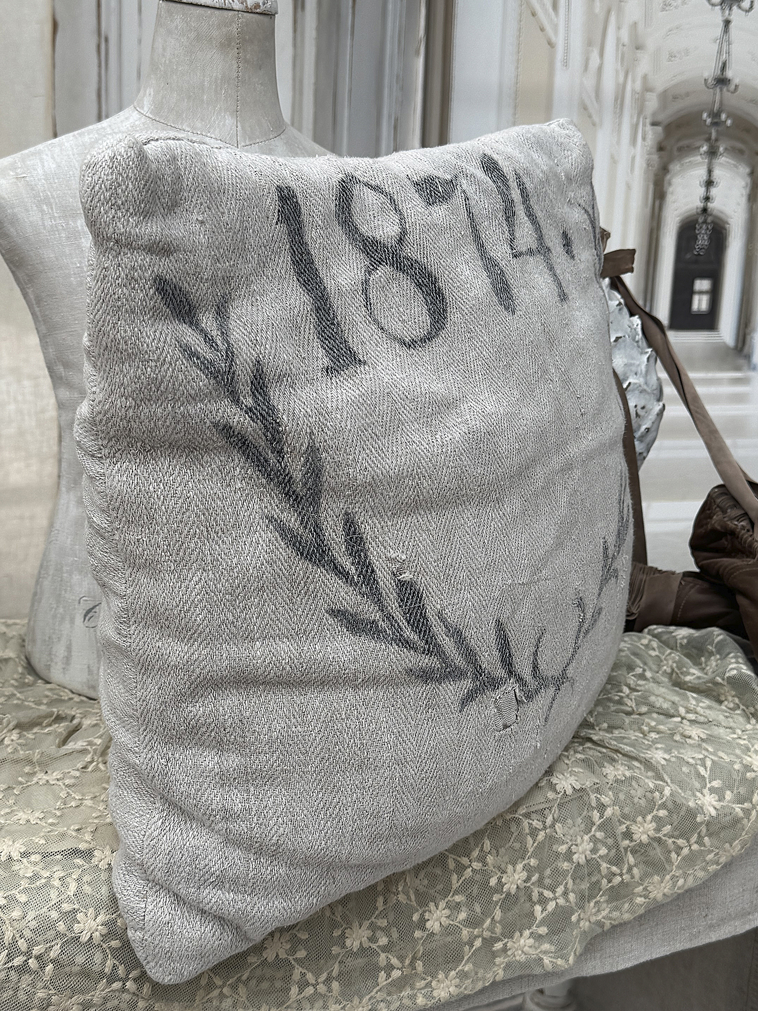 Kissen mit historischem Motiv aus dem Jahr 1874 Dekoratives Kissen mit der Jahreszahl 1874 und floralem Design