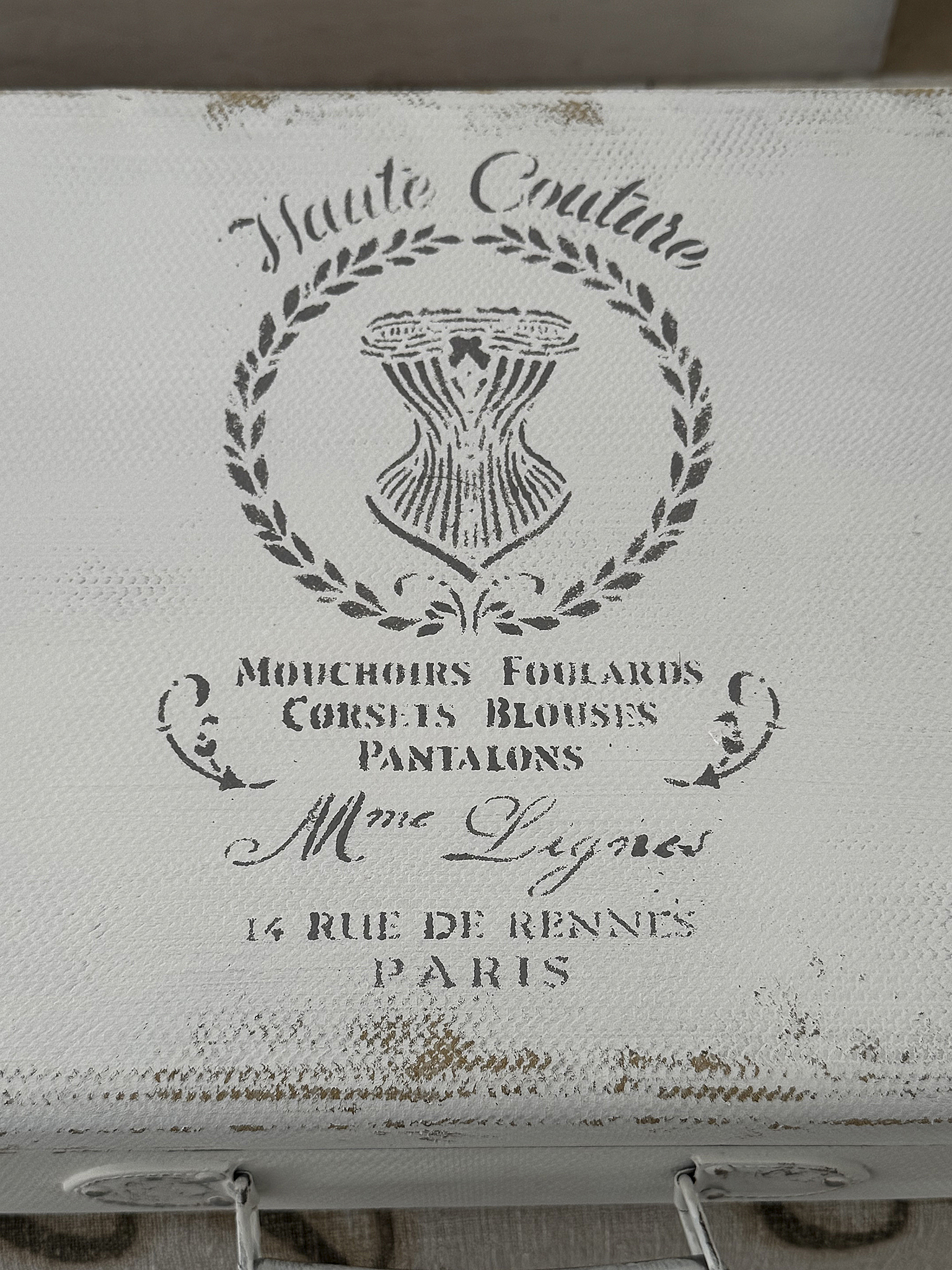 Alter Hartschalenkoffer „Haute Couture“ – Vintage Koffer im französischen Shabby Chic
