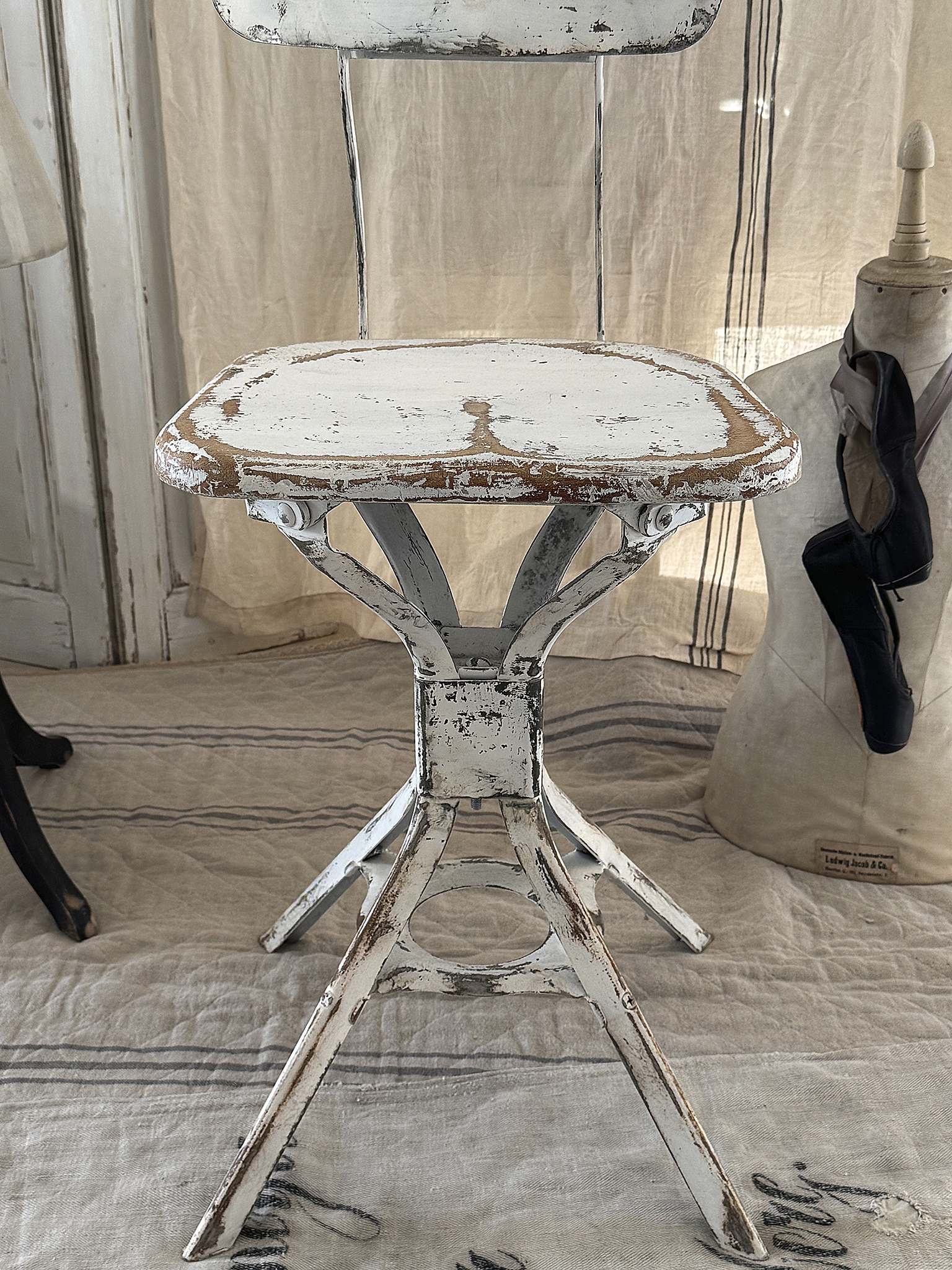 Alter Werkstatt-Loft Stuhl im Shabbykleid***