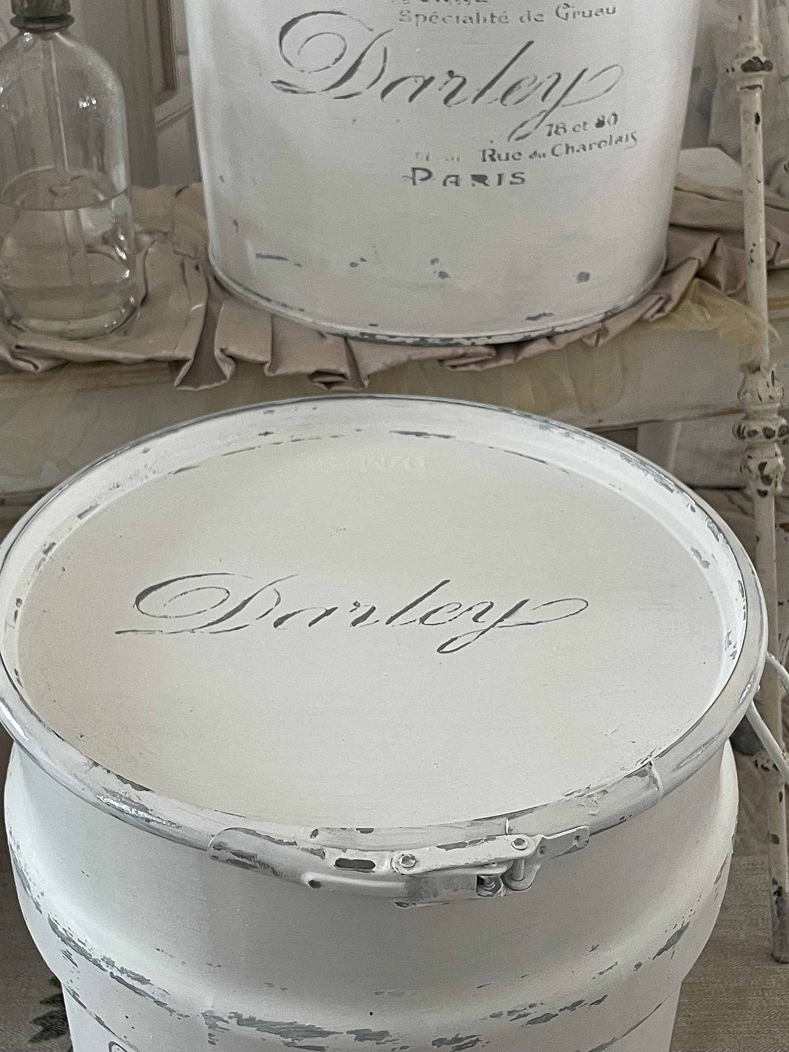 Weißer Vintage Eimer mit der Beschriftung Darley, ideal zur Raumdekoration
