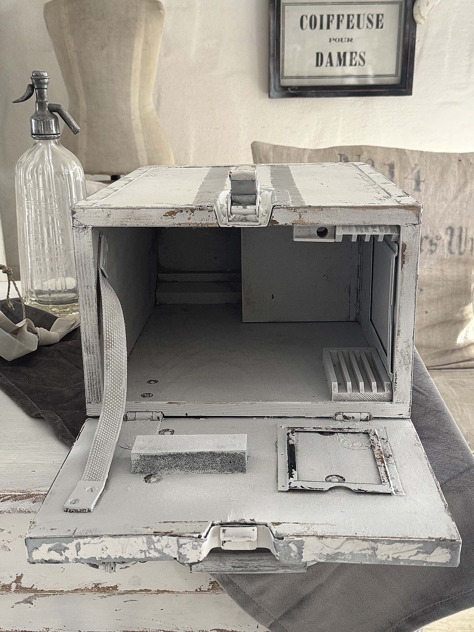 Alte Shabby-Holzkiste mit Metallbeschlägen – Vintage trifft Industriecharme***