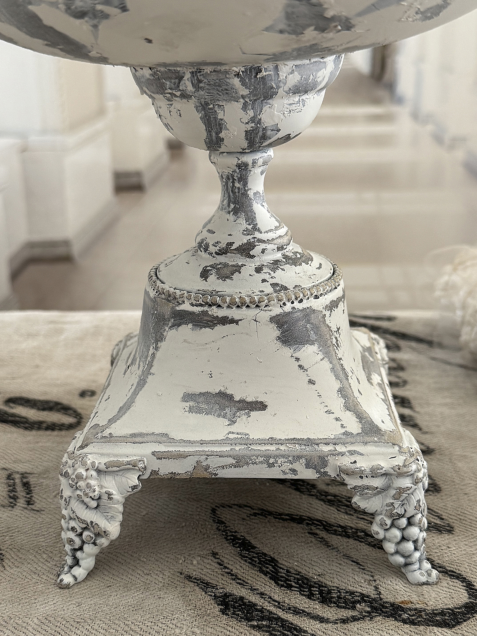  Eine alte, runde Fußschale im weißen Kleid***