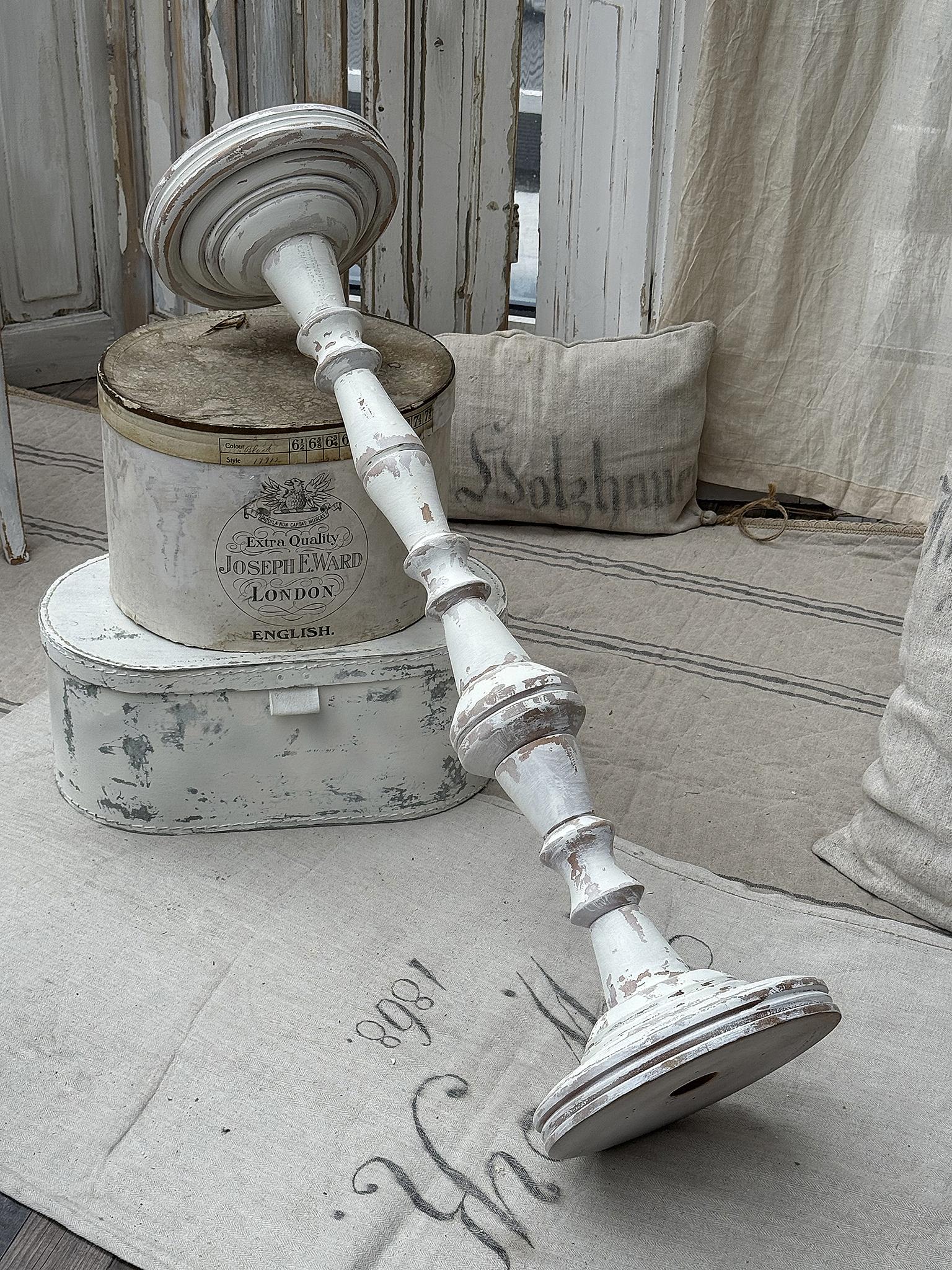 Alte französische Holzsäule – Charmantes Stück im weißen Shabby-Look***