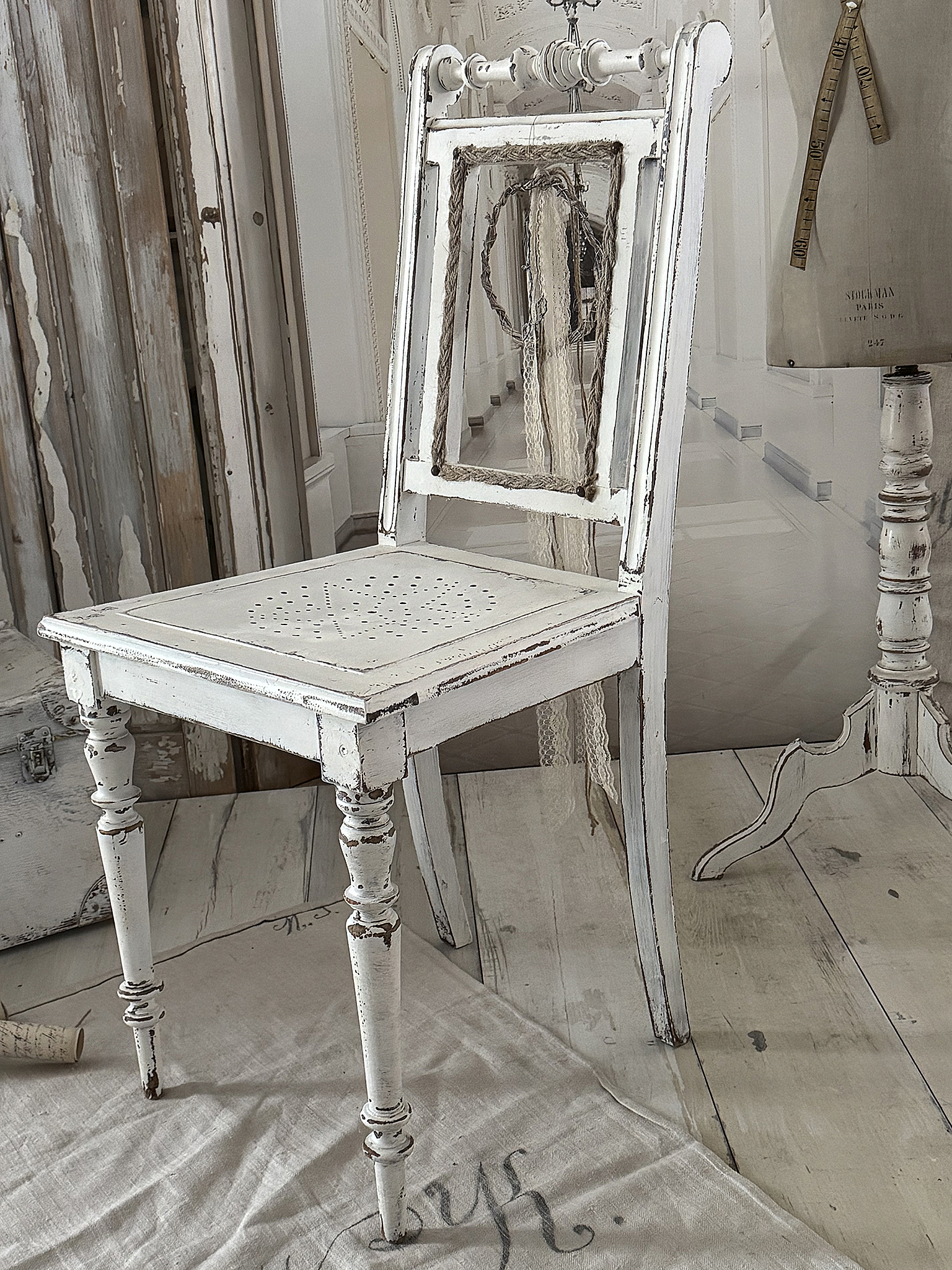 Antiker Gründerzeitstuhl im mattweißen Shabby-Kleid – ein Stück Geschichte mit Charme***