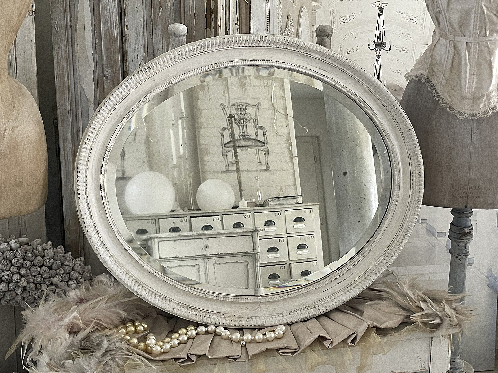 Antiker ovaler Spiegel im alten Lack***