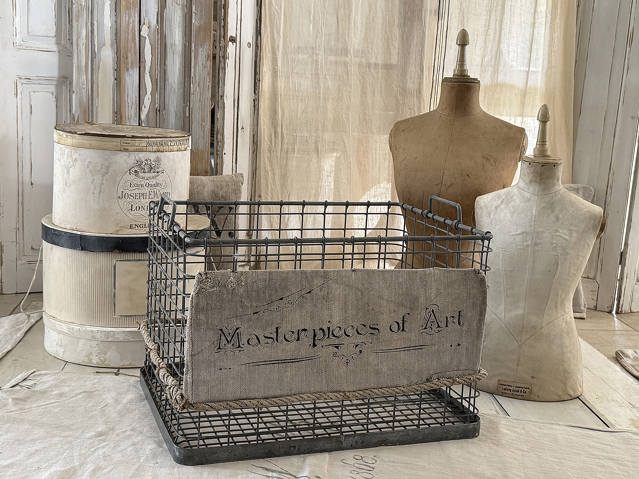 Großer Eisenkorb mit altem Leinen***