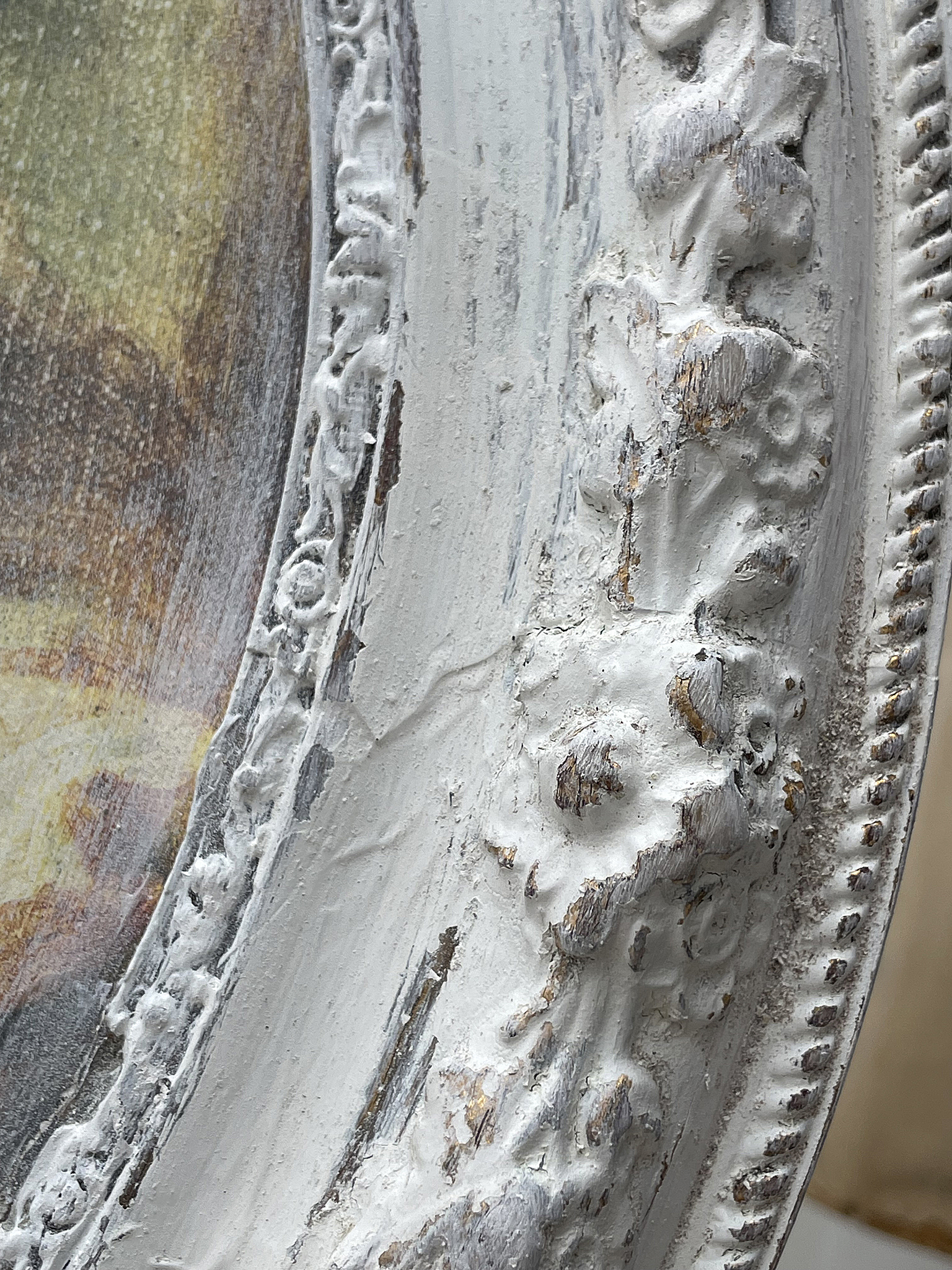 Detailaufnahme eines antiken Rahmens mit floralen Verzierungen Antiker Rahmen mit ausgeprägten floralen Mustern und sichtbaren Gebrauchsspuren