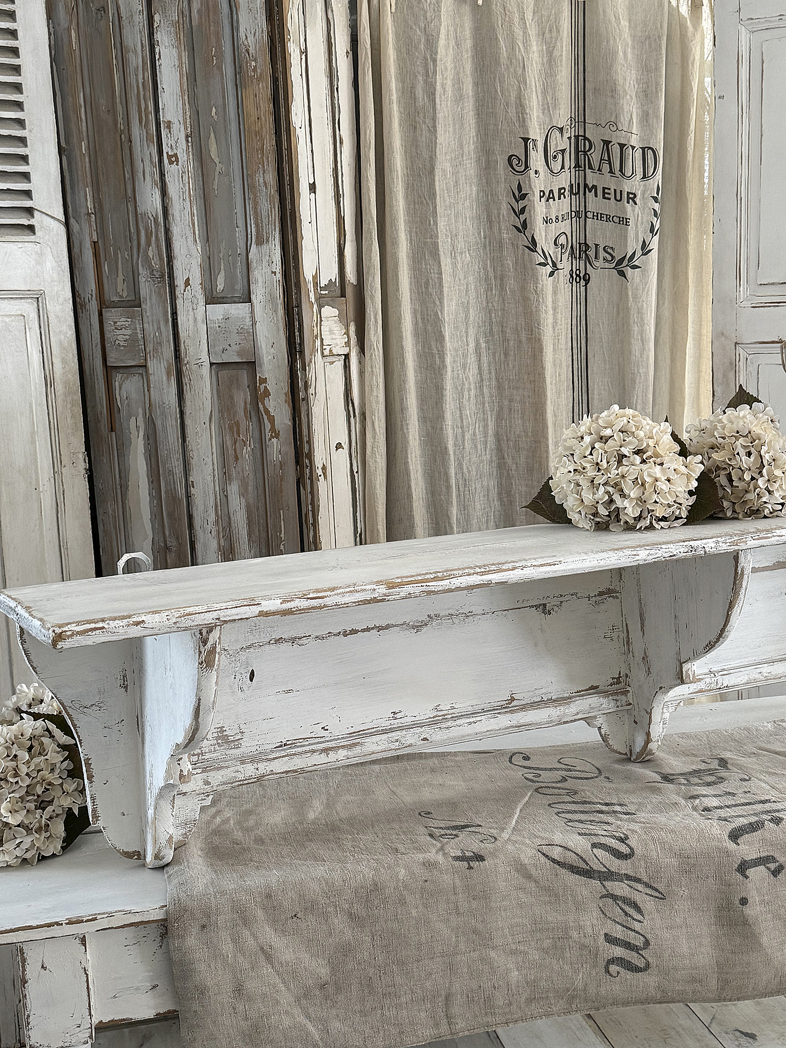 Antikes langes Gründerzeit-Regal im Shabby-Chic***