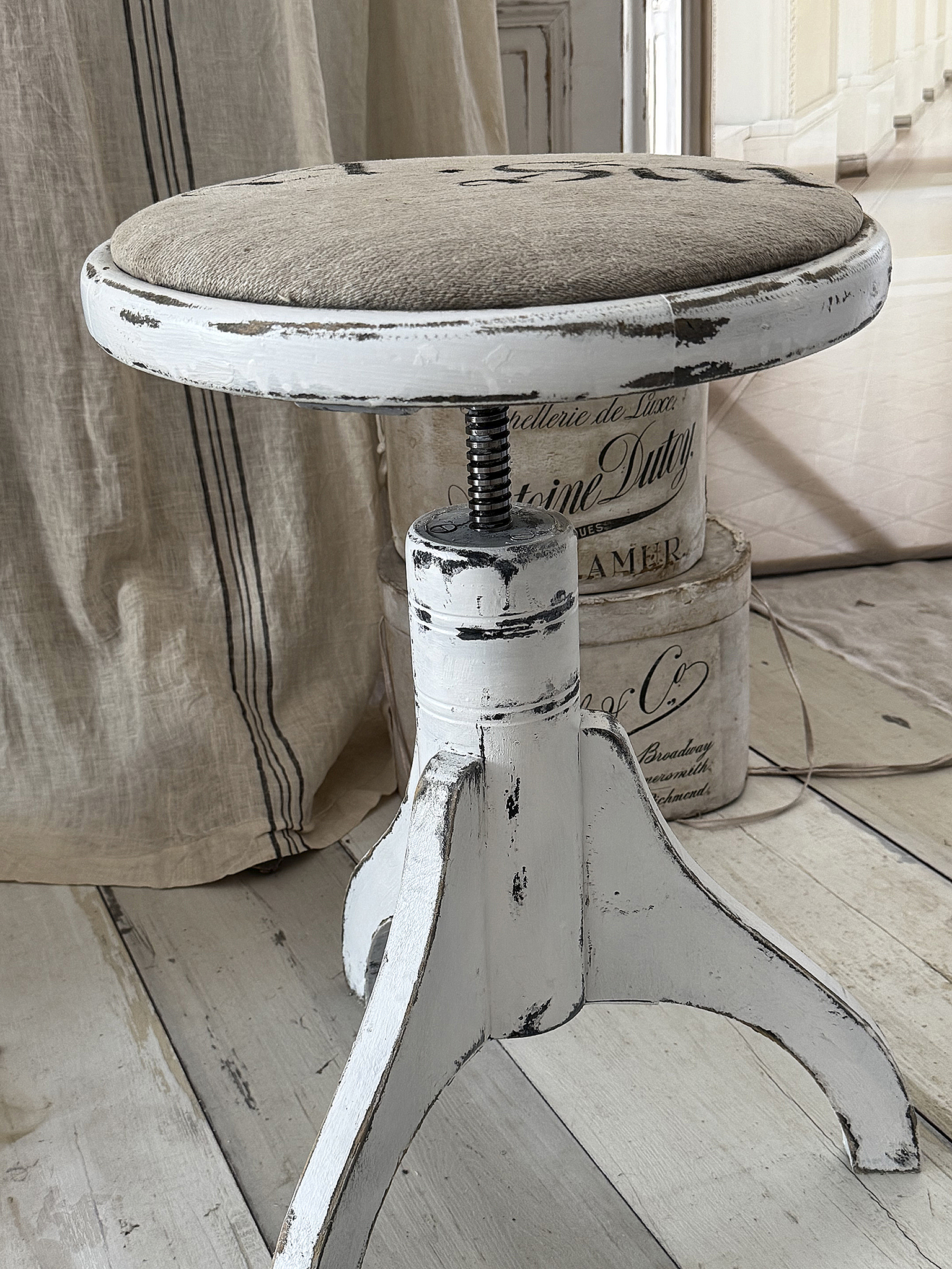 Alter Klavierhocker im Shabby Chic mit Leinensack-Bezug***