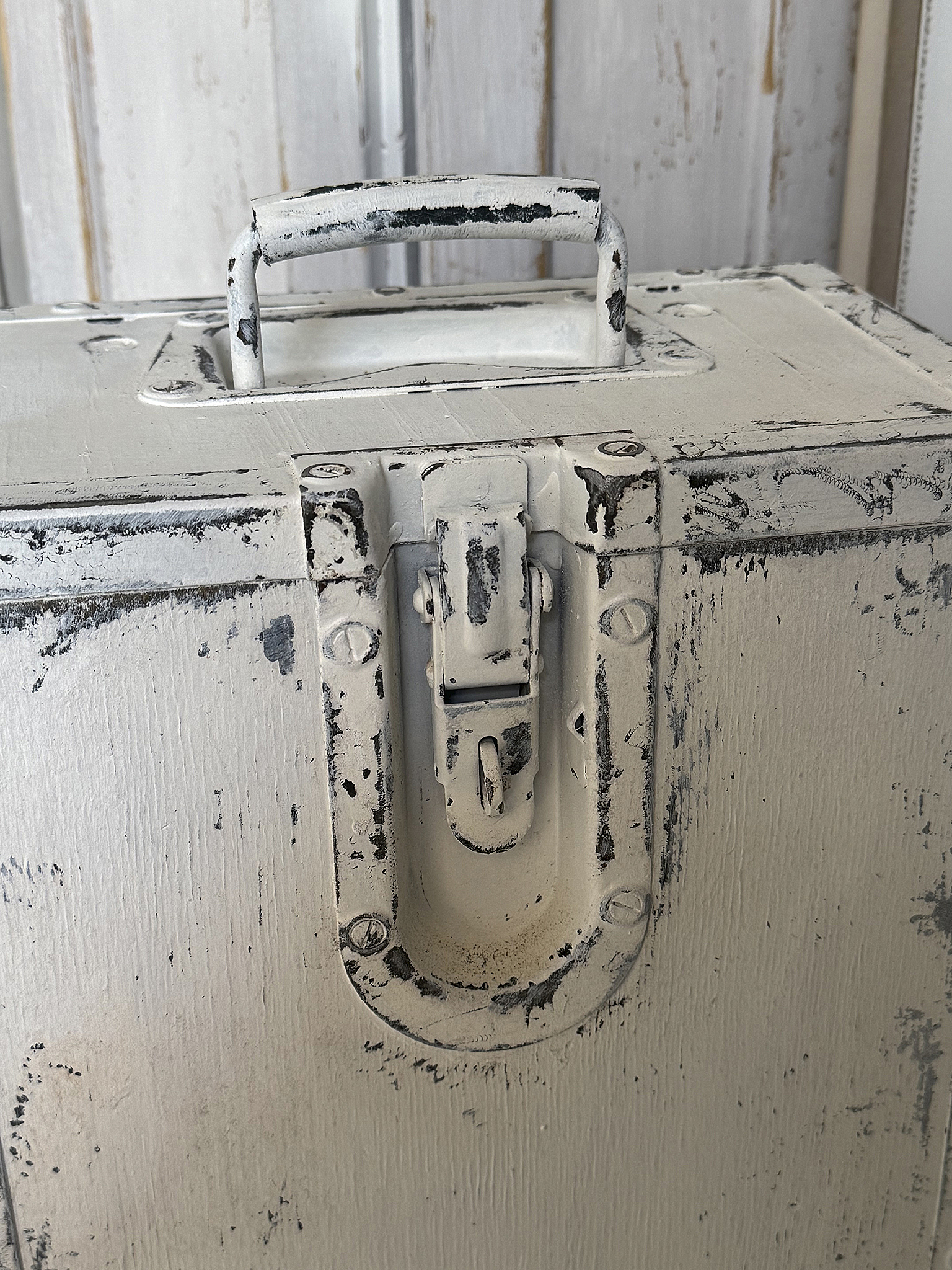 Alte Shabby-Holzkiste mit Metallbeschlägen – Vintage trifft Industriecharme***