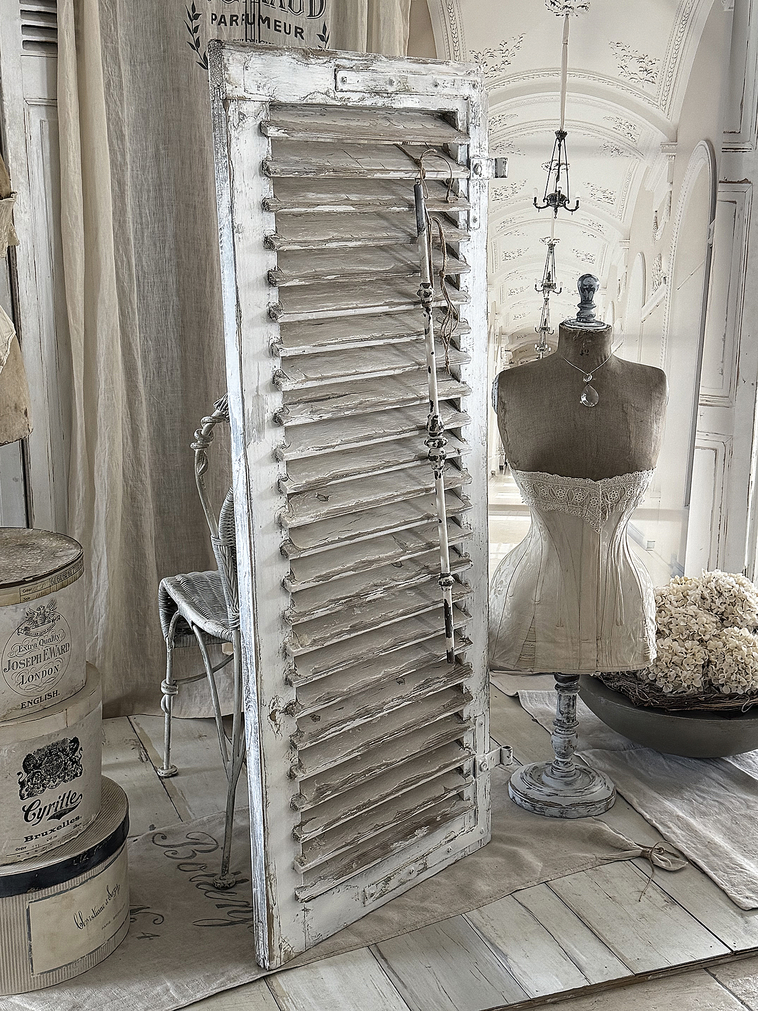 Antiker Lamellenladen mit Geländerstab creme-weiß***