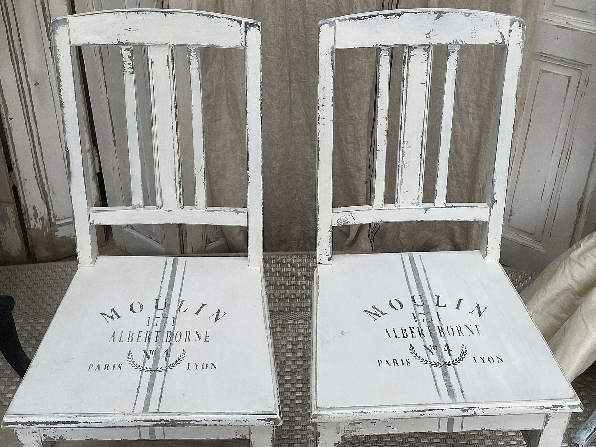 Zwei Vintage-Stühle mit Moulin-Design in Weiß Zwei weiße Vintage-Stühle mit der Aufschrift Moulin und Albert Borne aus Paris und Lyon