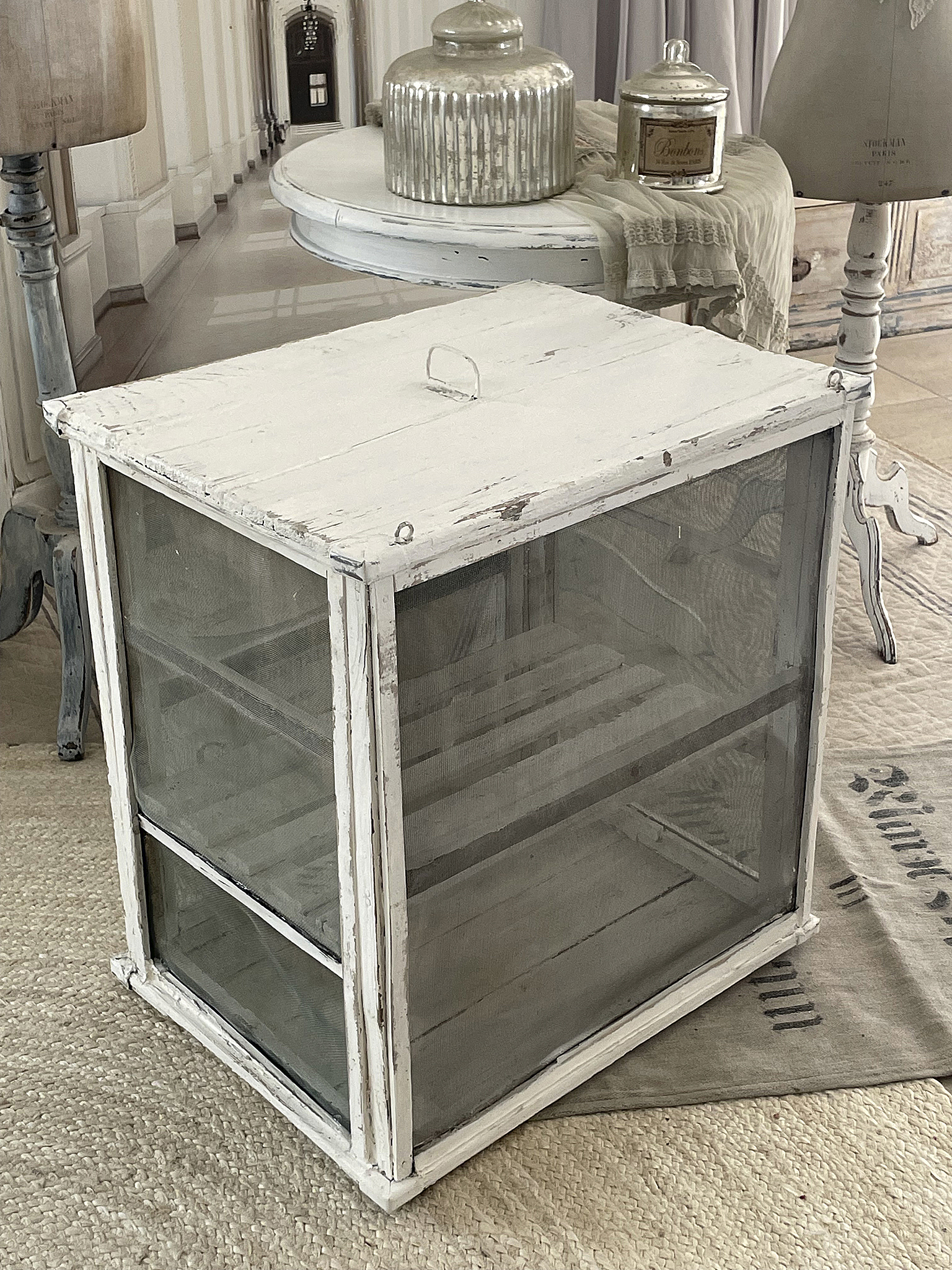 Klassische Aufbewahrungsbox aus Holz im Vintage-Stil Vintage Holzaufbewahrungsbox mit Glaselementen und einem weißen Finish