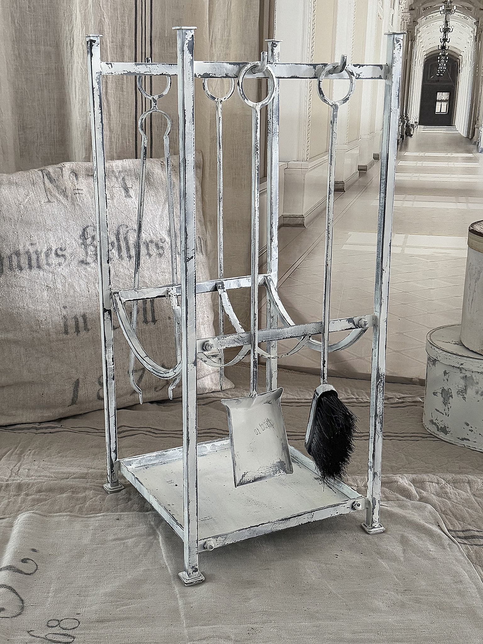 Shabby Brennholzregal mit Kaminbesteck*** Shabby Brennholzregal mit Kaminbesteck***