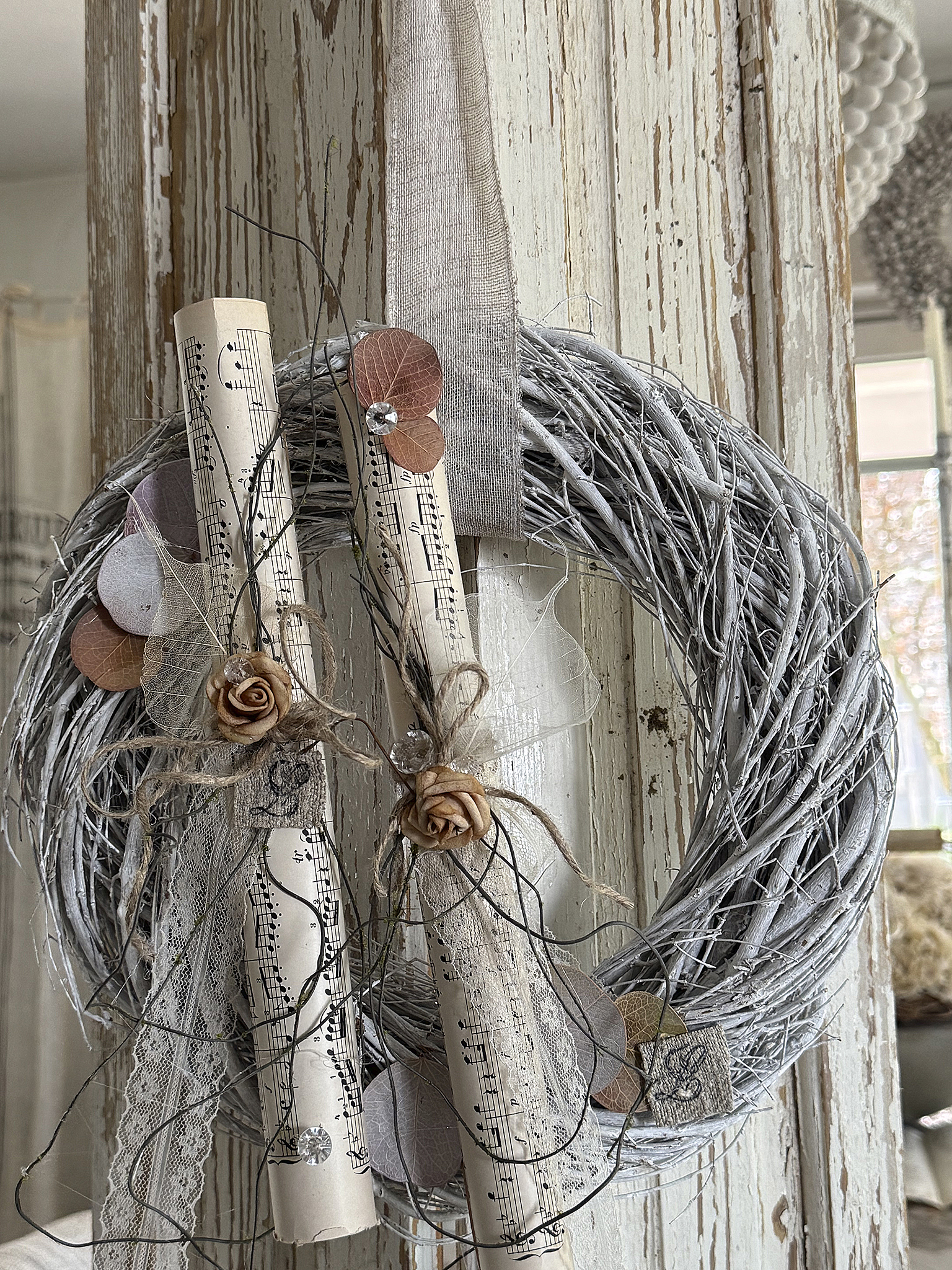 Romantischer Vintage-Kranz mit Notenblättern – zarte Handarbeit mit poetischem Charme“***