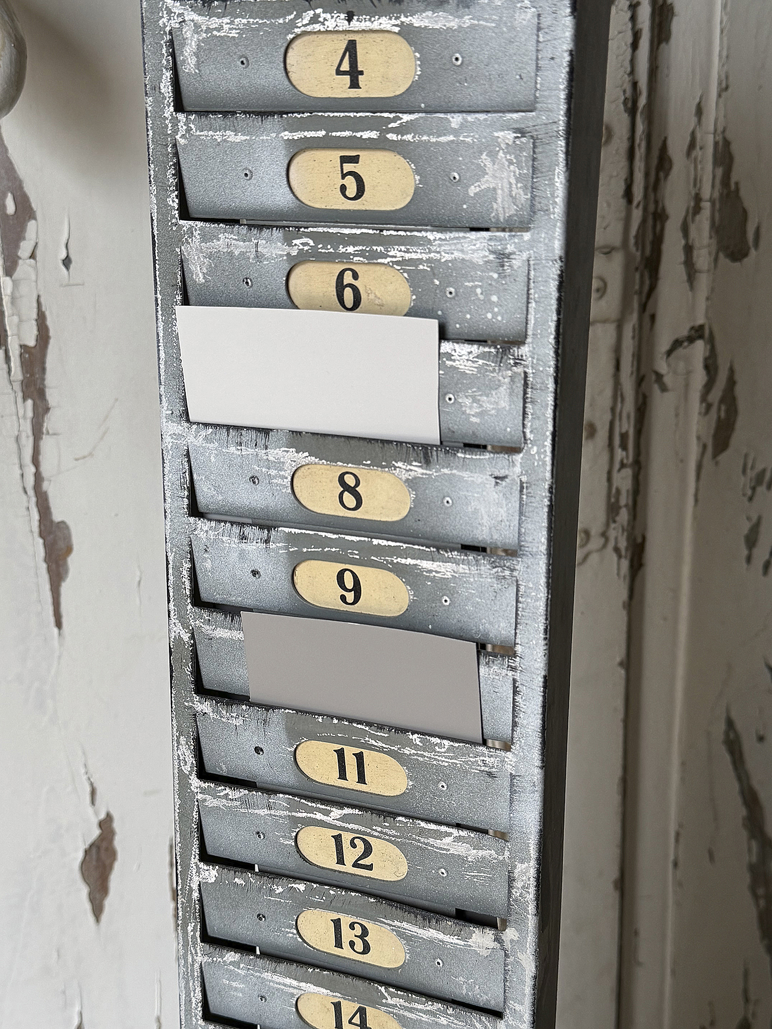 Alter Stempelkartenhalter – authentischer Charme vergangener Zeiten***