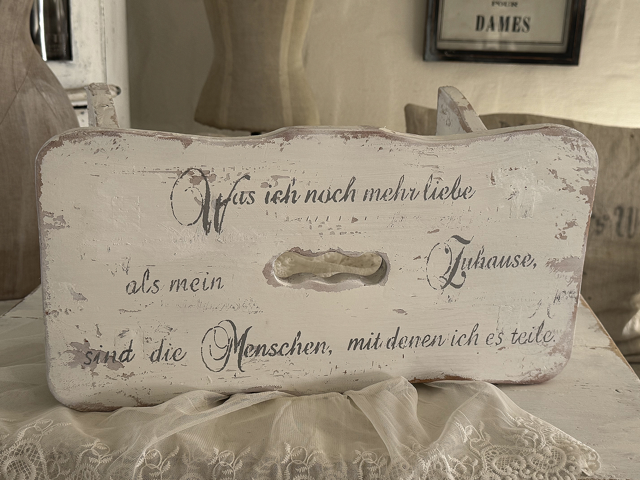 Altes Vollholzbänkchen / Fußhocker mit Charme & Herzensbotschaft***