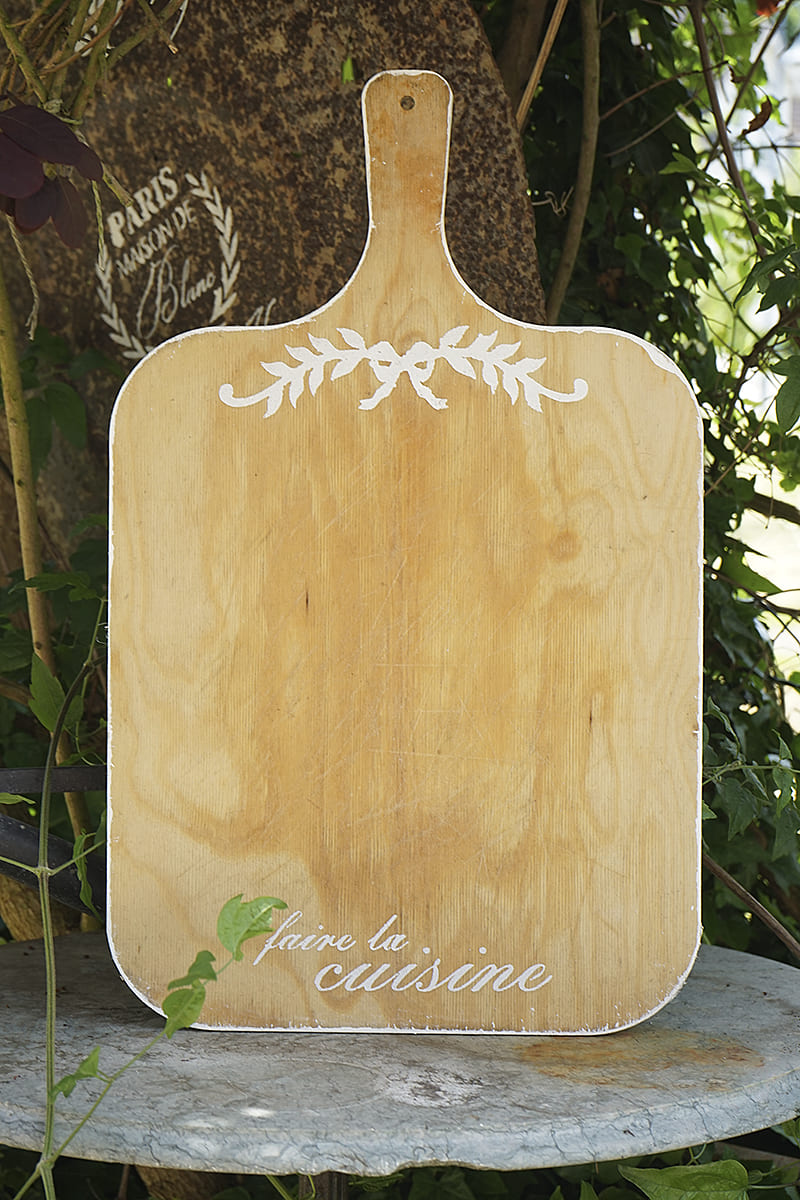 Rustikale Küchentafel aus Holz mit dem Spruch 'faire la cuisine'