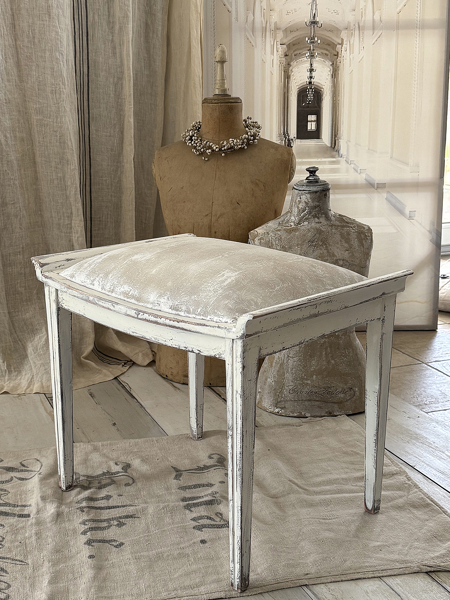 Alter Polsterhocker mit elegantem Shabby-Chic-Charme***