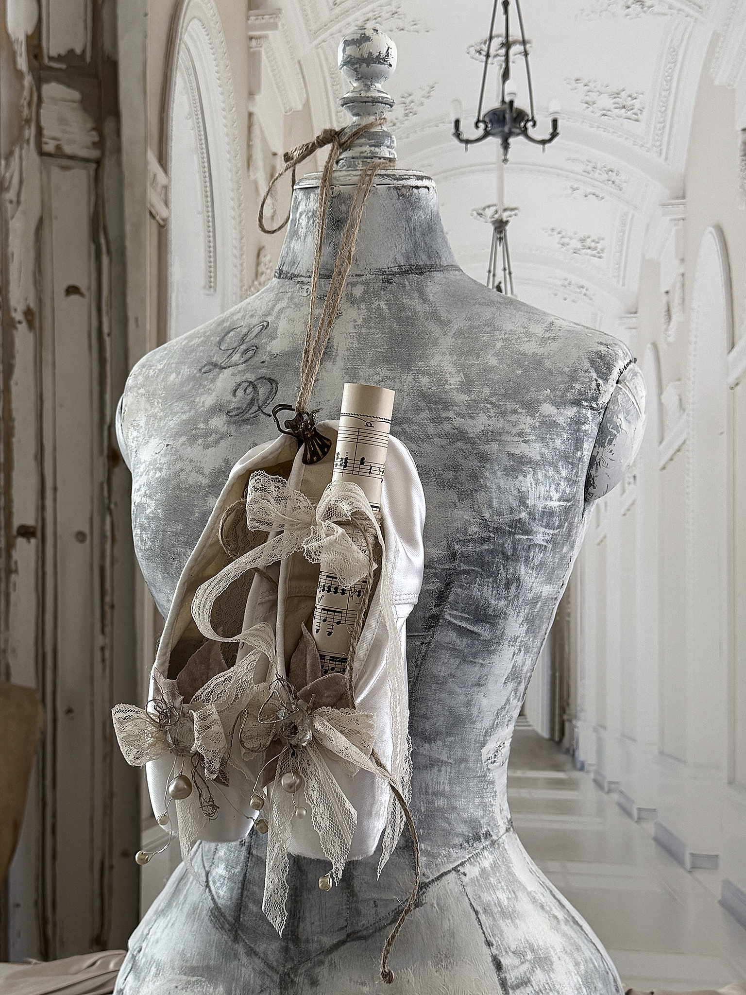 Weiße Spitzen-Ballettschuhe mit Notenblatt-Perlenglanz***