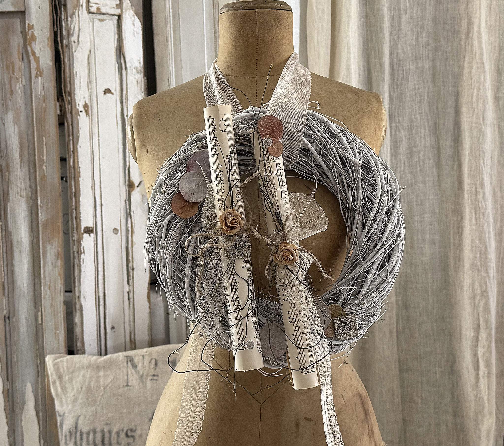 Romantischer Vintage-Kranz mit Notenblättern – zarte Handarbeit mit poetischem Charme“***