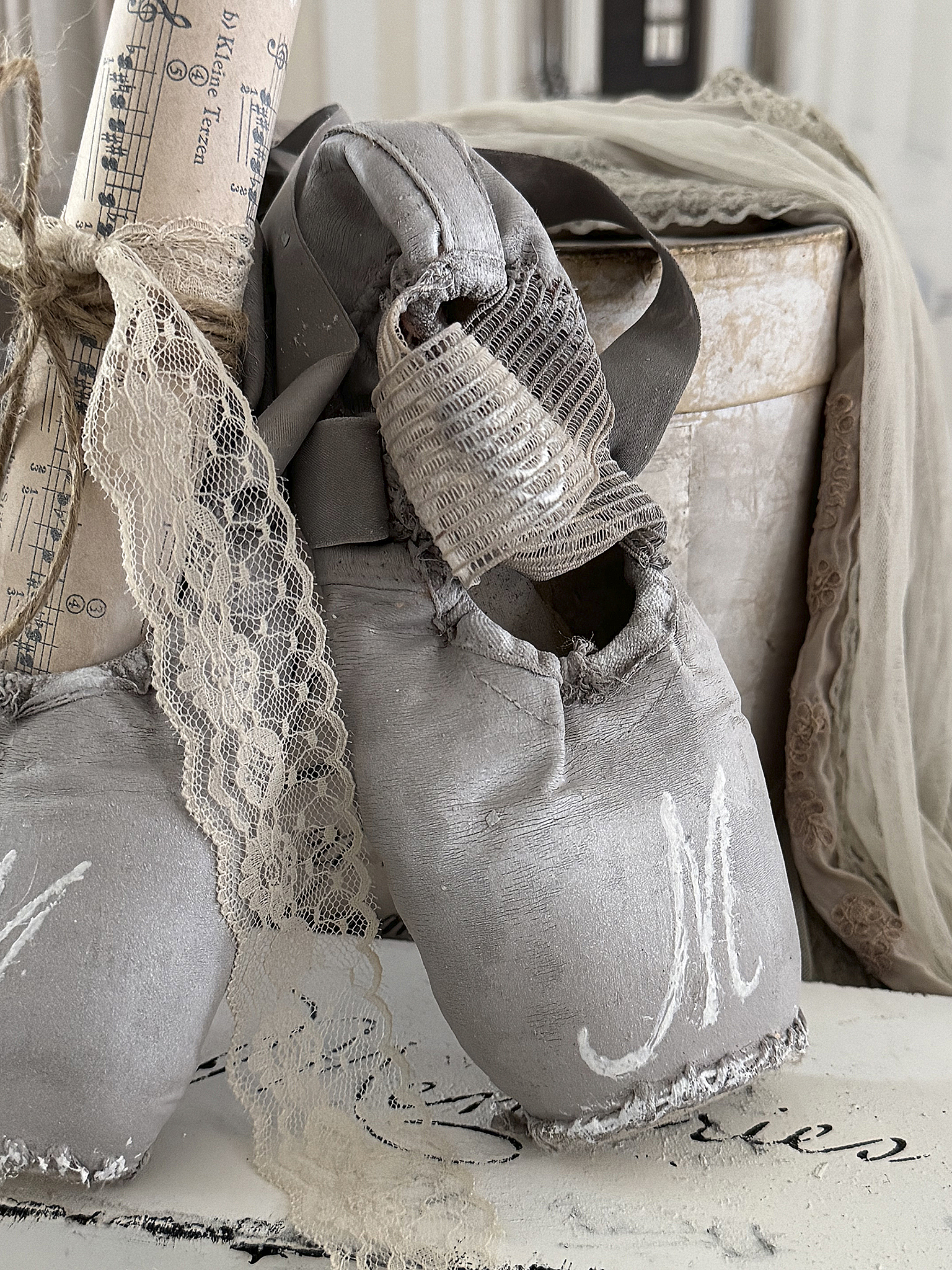 Alte Spitzenschuhe in Taupen – Vintagekleid mit Charme und Charakter***