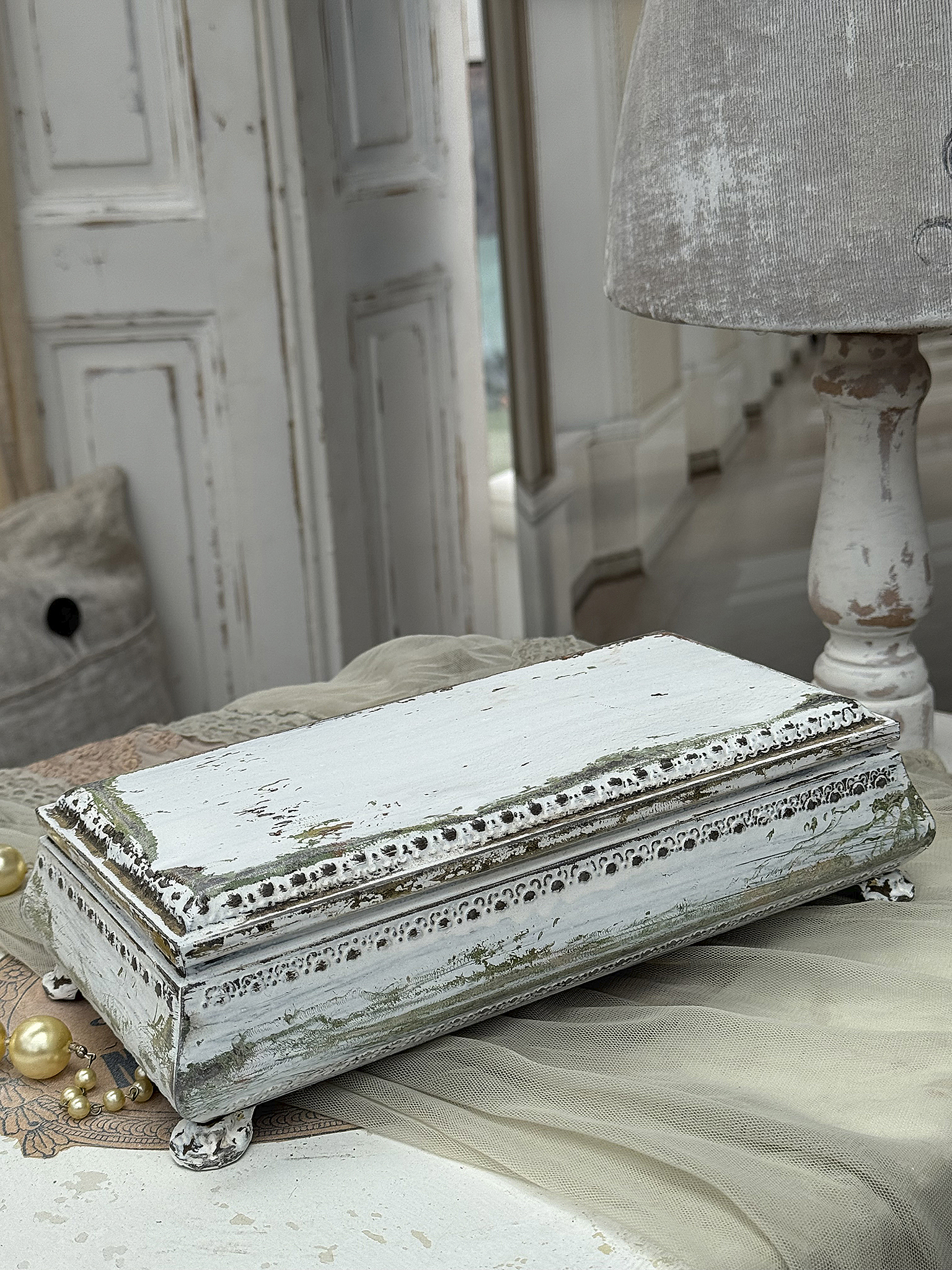 Rustikale Holzbox mit verwaschener Oberfläche für Dekoration Dekorative Holzbox im vintage Stil mit patinierter Oberfläche und eleganten Details