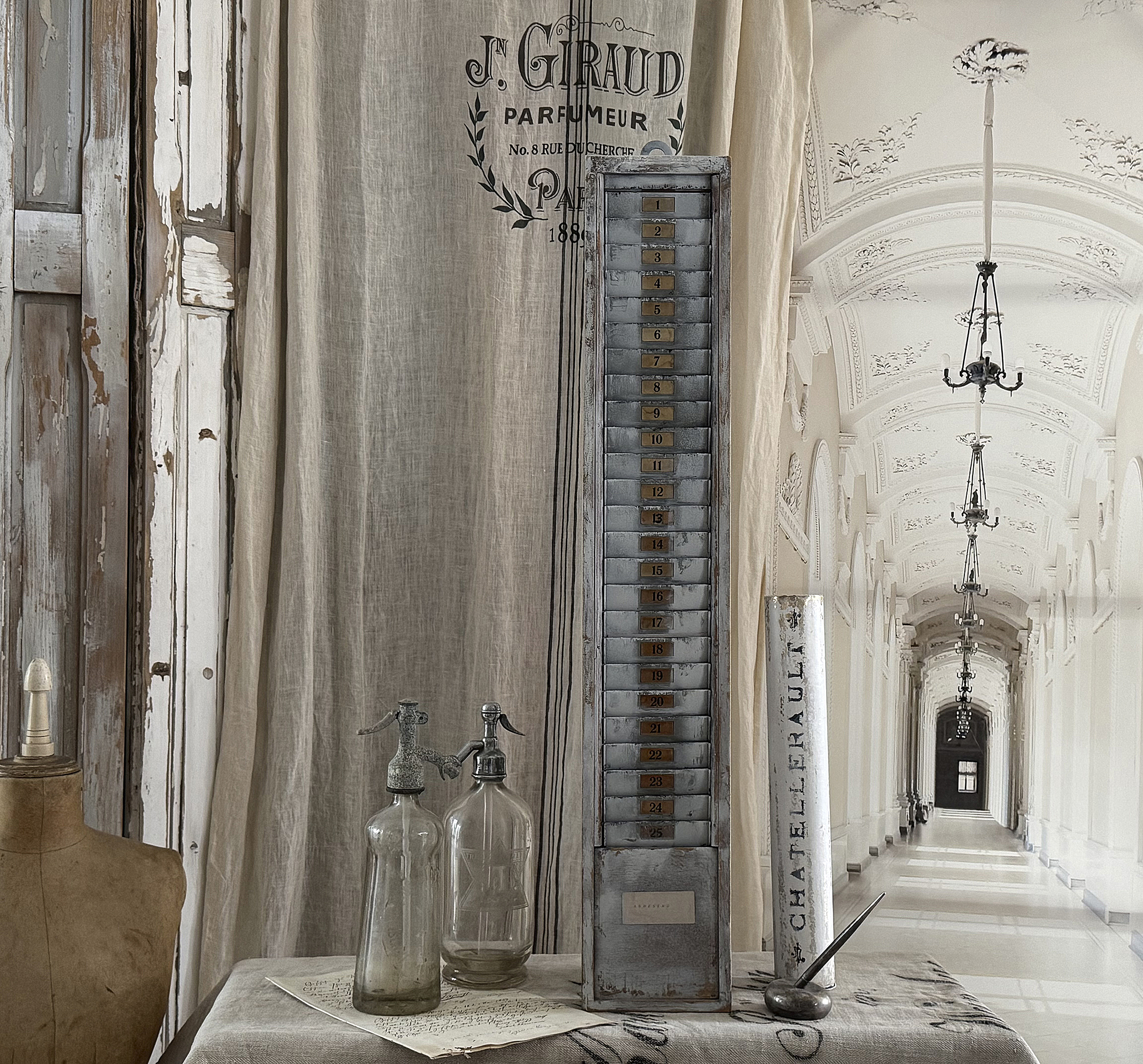 Alter Stempelkartenhalter – authentischer Charme vergangener Zeiten***