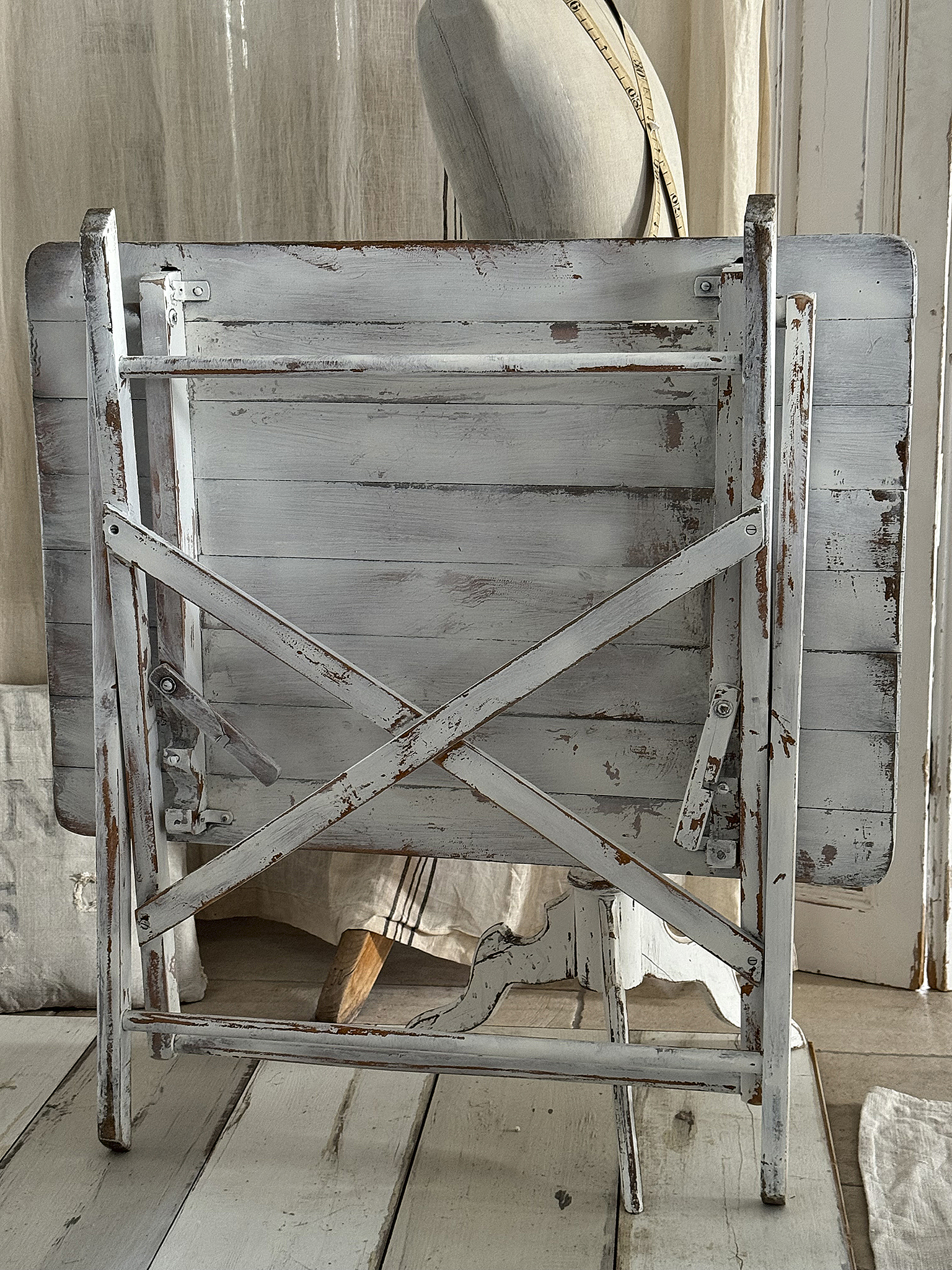 Alter Holzgartentisch im weißen Shabbykleid –Verwandlungskünstler***