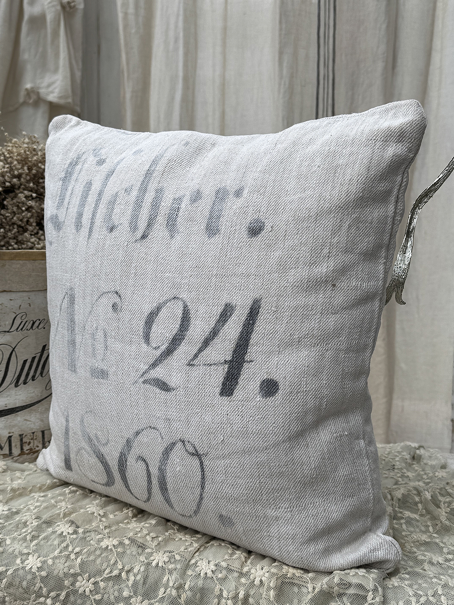 Dekoratives Kissen mit vintage Aufdruck und Zahlen, ideal für eine gemütliche Einrichtung