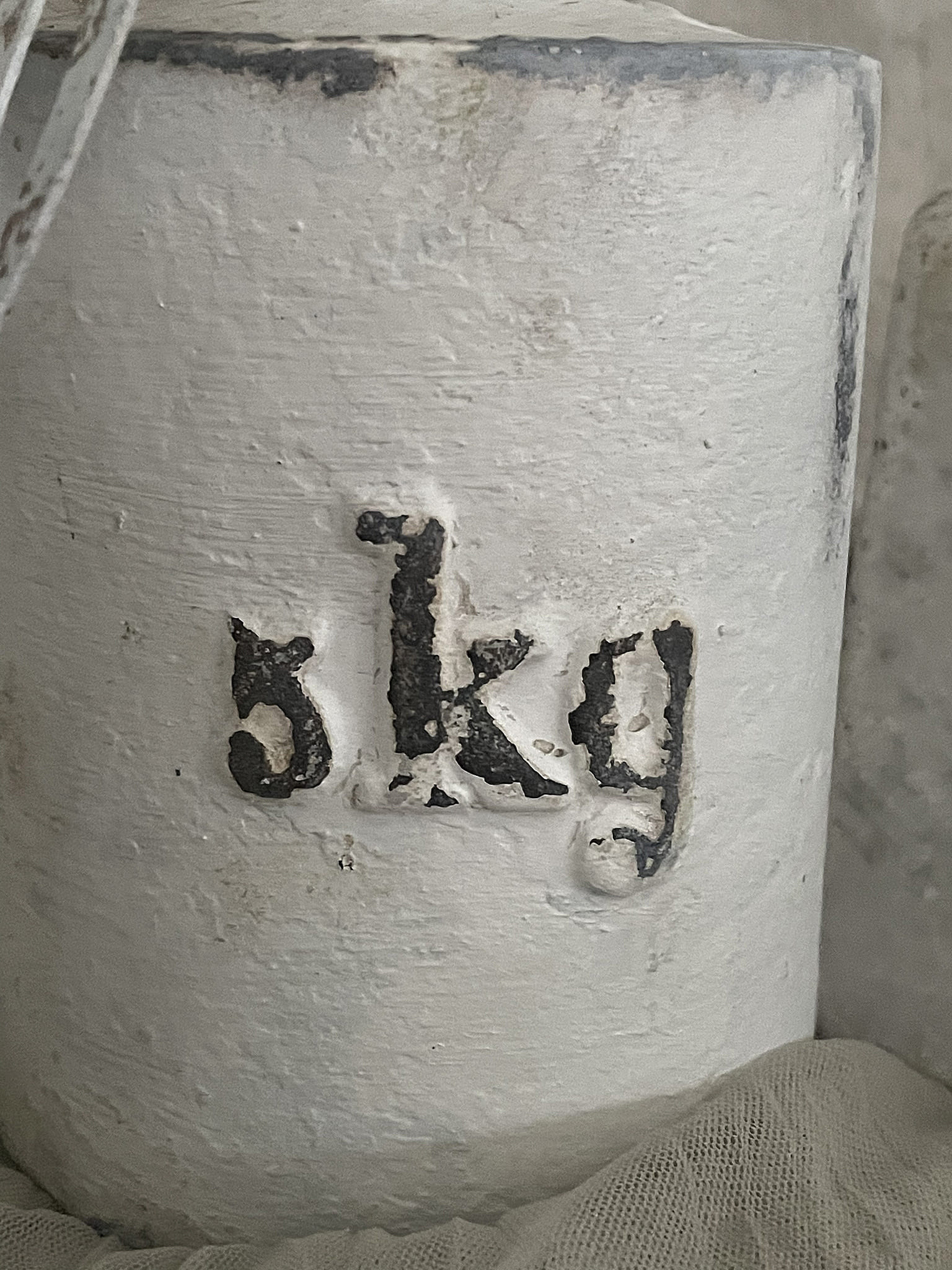 Weißer Behälter mit der Aufschrift 5 kg