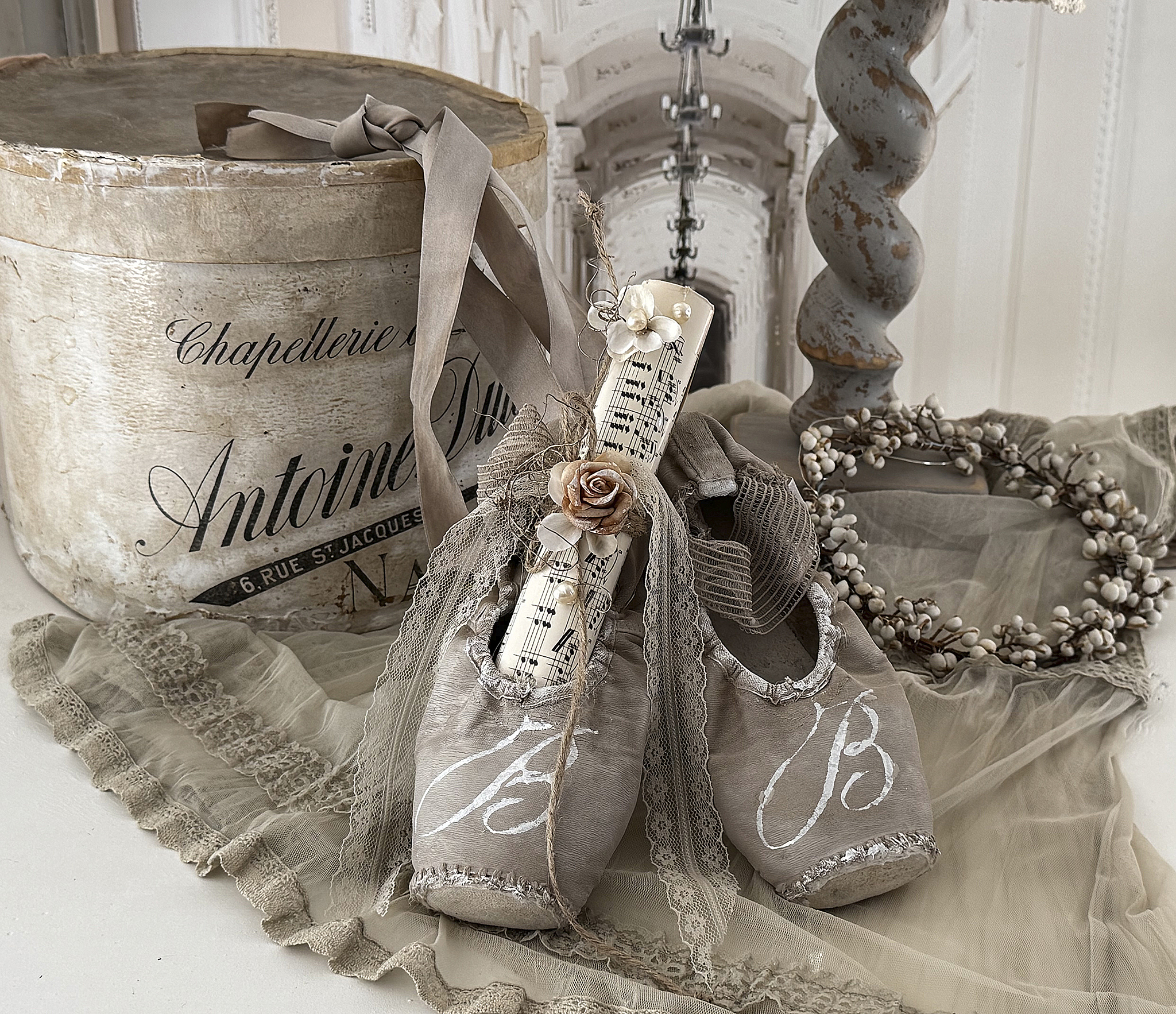 Vintage Spitzenschuhe Sandtaupe mit Monogramm B***