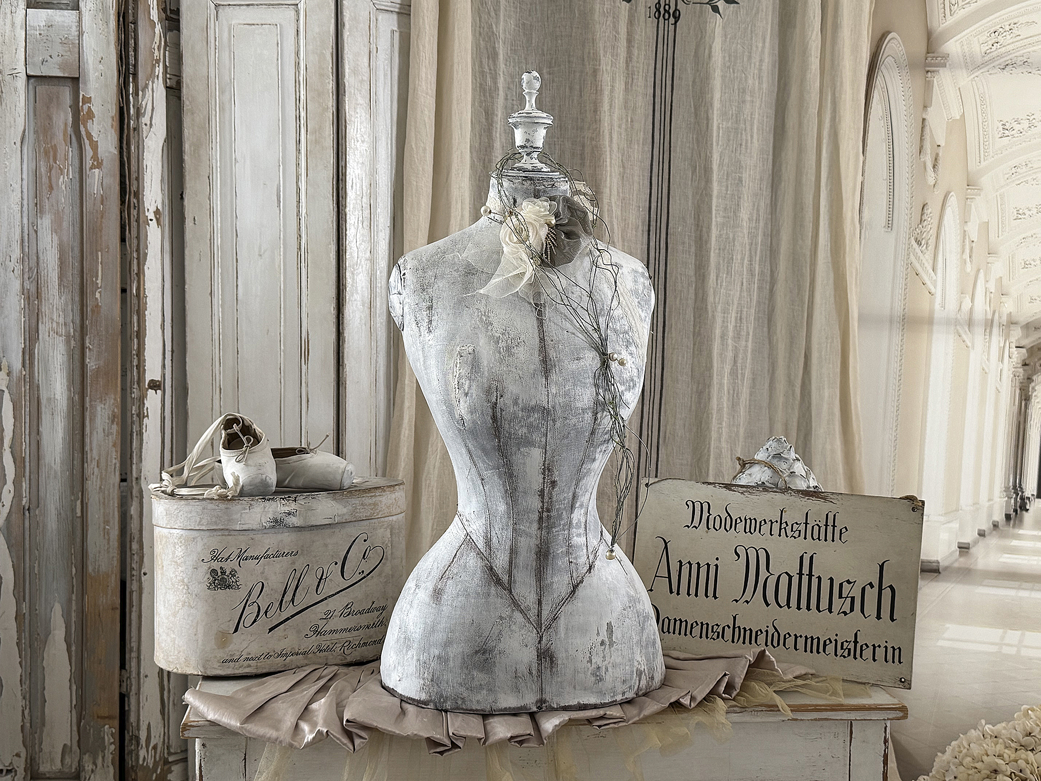 Reserviert! Antiker Schneider-Torso „Zarte Taille“ im romantischen Vintage-Look***