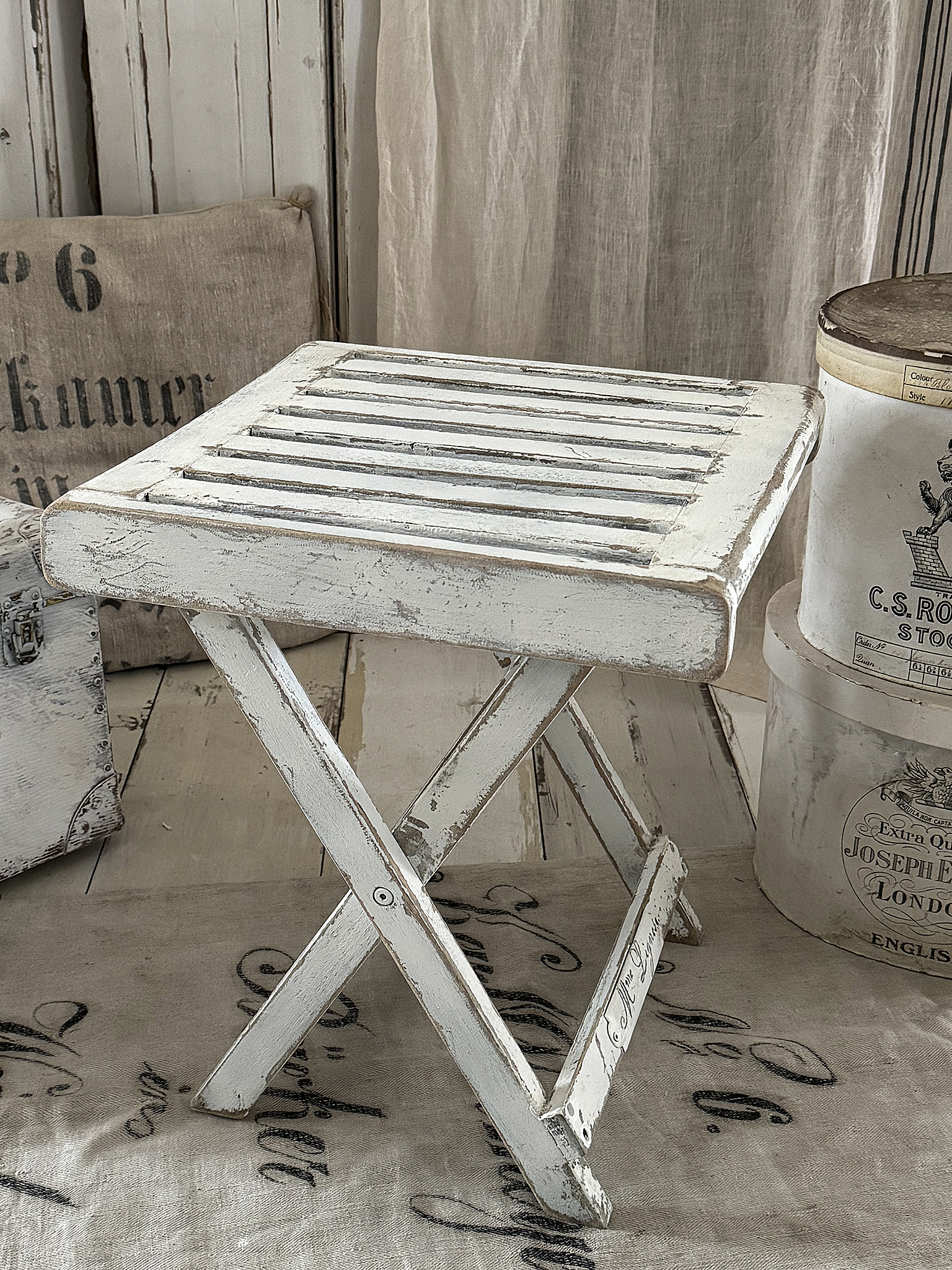 Shabby-Beistelltischchen & Hocker – Klappbar, praktisch und voller Charme***