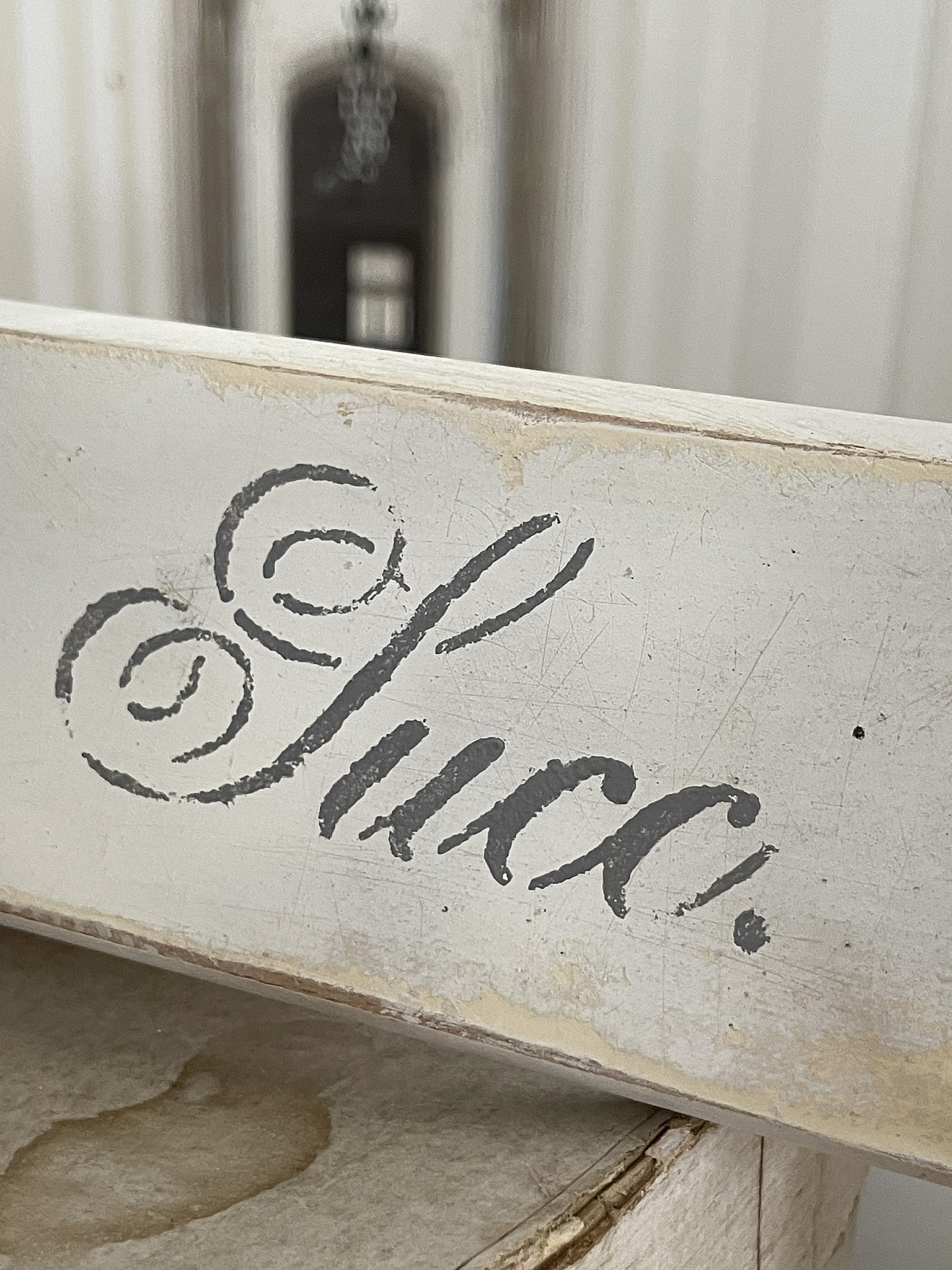 Nahaufnahme eines Holzschildes mit dem Schriftzug 'Succ.'