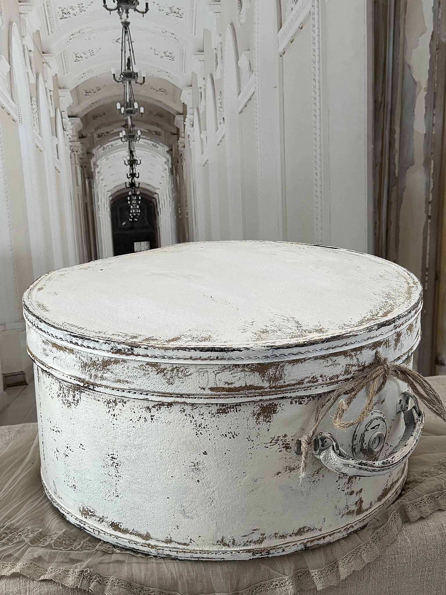 Alter Hutkoffer im mattweißen Shabby-Chic – ein bezauberndes Vintage-Schätzchen mit Patina***