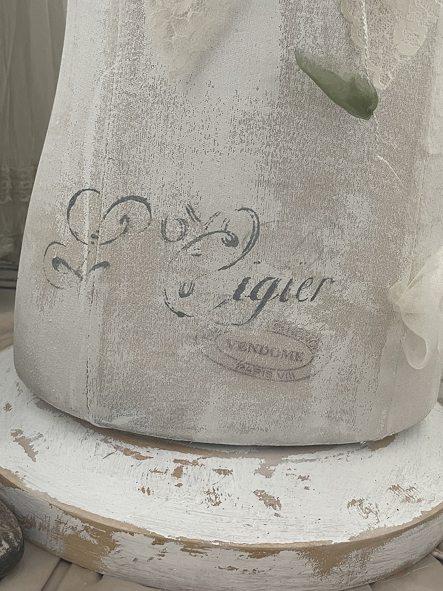 Dekorative Skulptur mit elegantem Schriftzug Detailaufnahme einer dekorativen Skulptur mit gewolltem Vintage-Look und Schriftzügen.