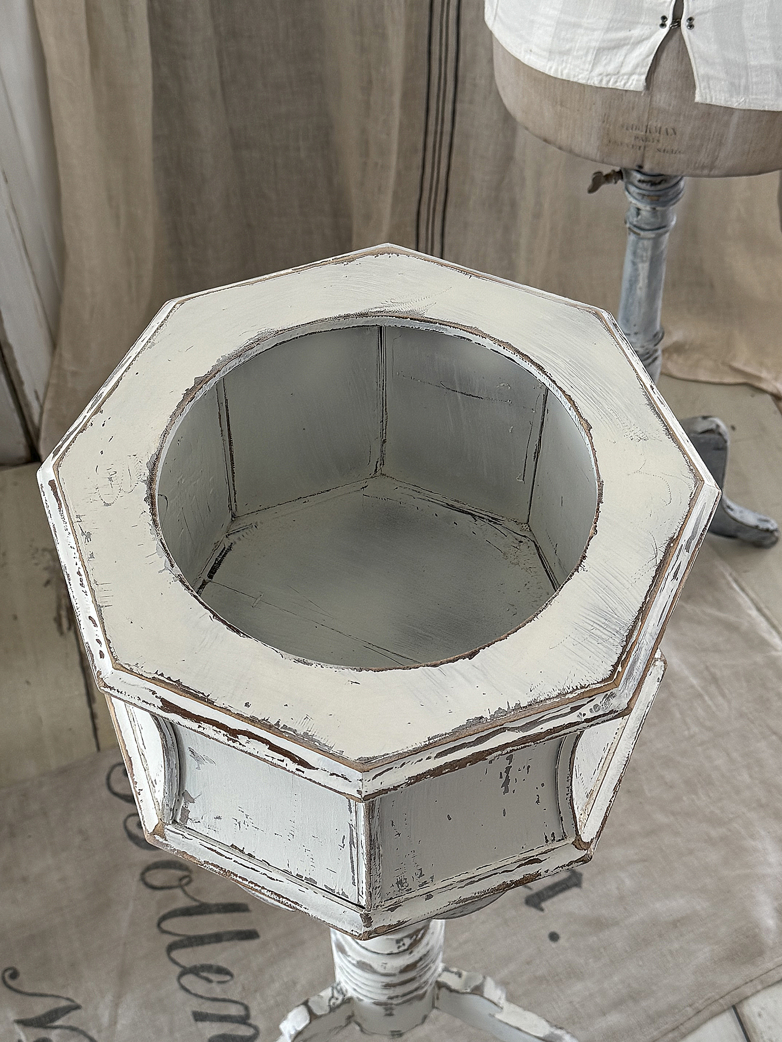 Antiker Wollkorb im zauberhaften Shabby-Chic – ein echtes Liebhaberstück***