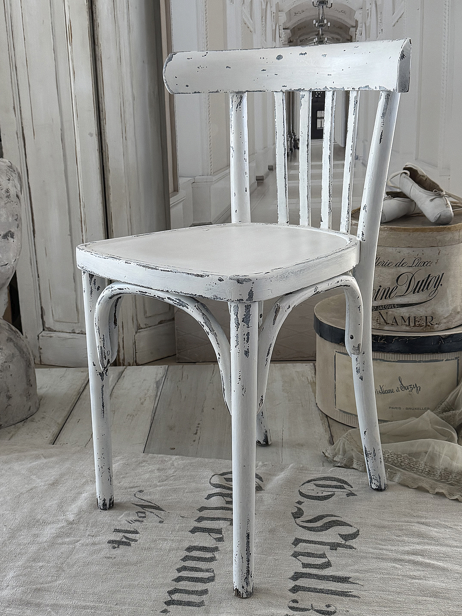 Antiker Bugholzstuhl – Matt-Weiß – Shabby  – Vintage Stuhl mit Patina***