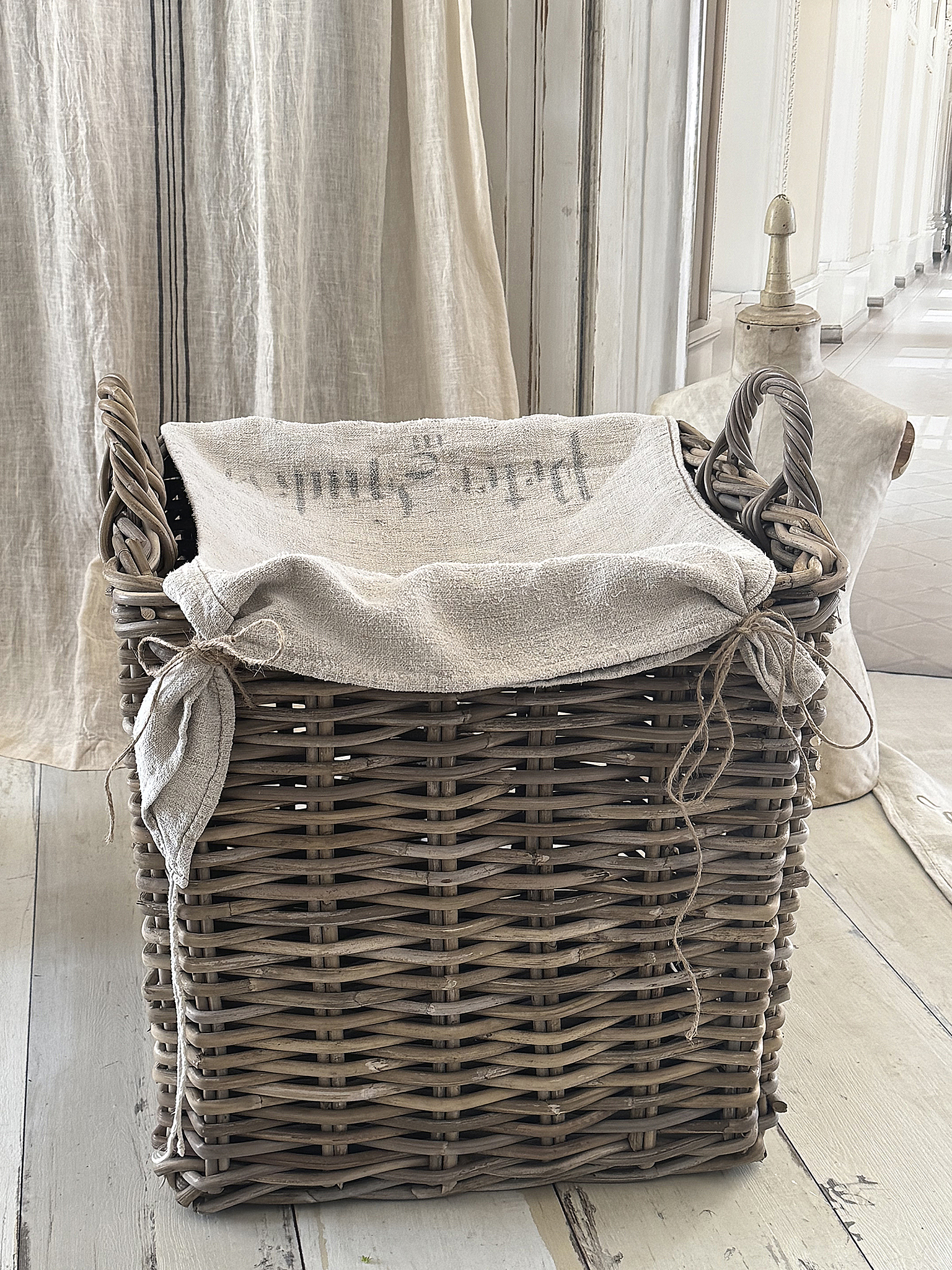 Großer Naturweidenkorb mit altem Leinensack-XL***