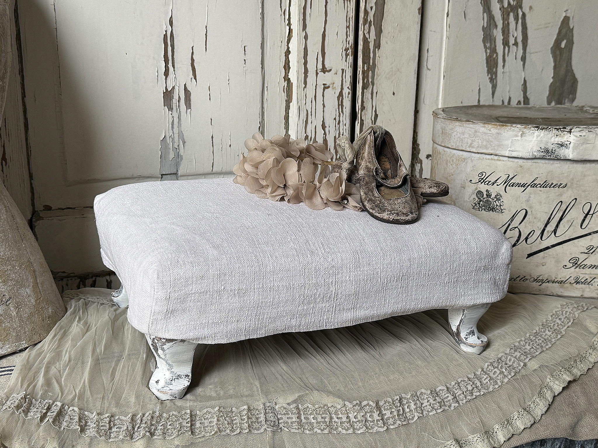 Verwandlungskünstler im Shabby-Look – Alter Gobelin-Fußhocker***