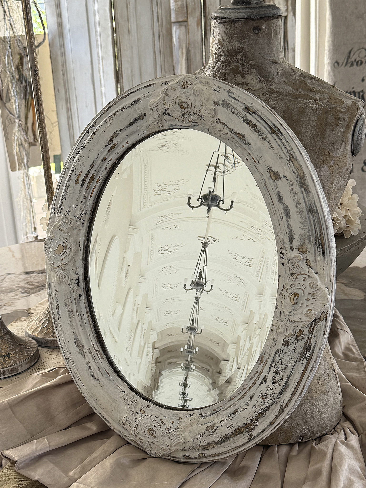 Romantischer alter Wandspiegel im Shabby-Chic***