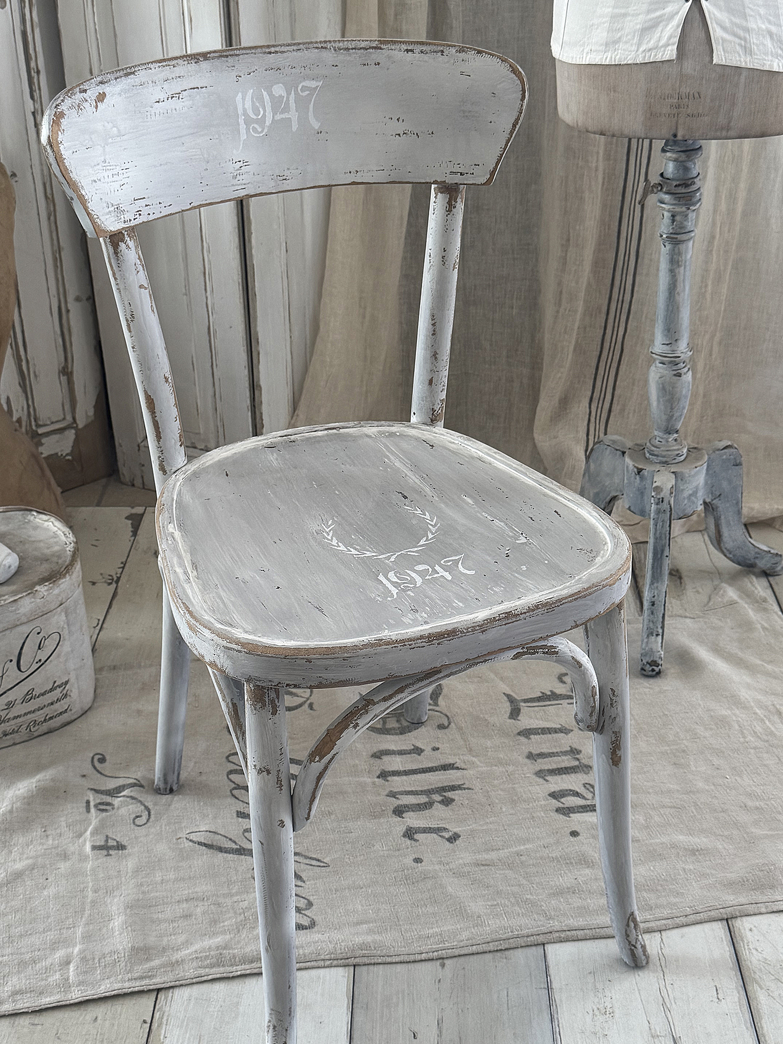  Alter Bugholzstuhl in zartem creme-grau***