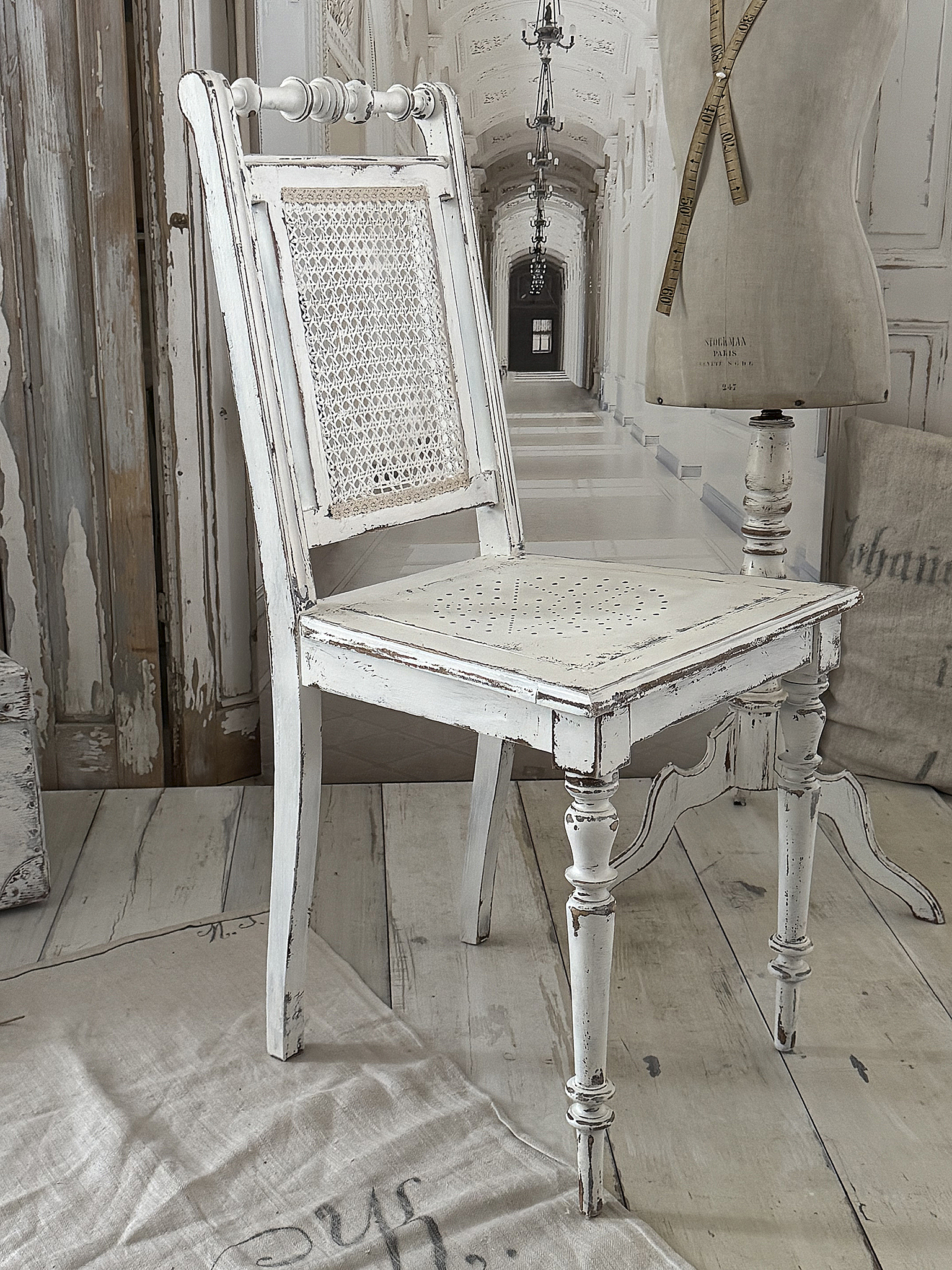 Antiker Gründerzeitstuhl im mattweißen Shabby-Kleid *** Antiker Gründerzeitstuhl im mattweißen Shabby-Kleid ***